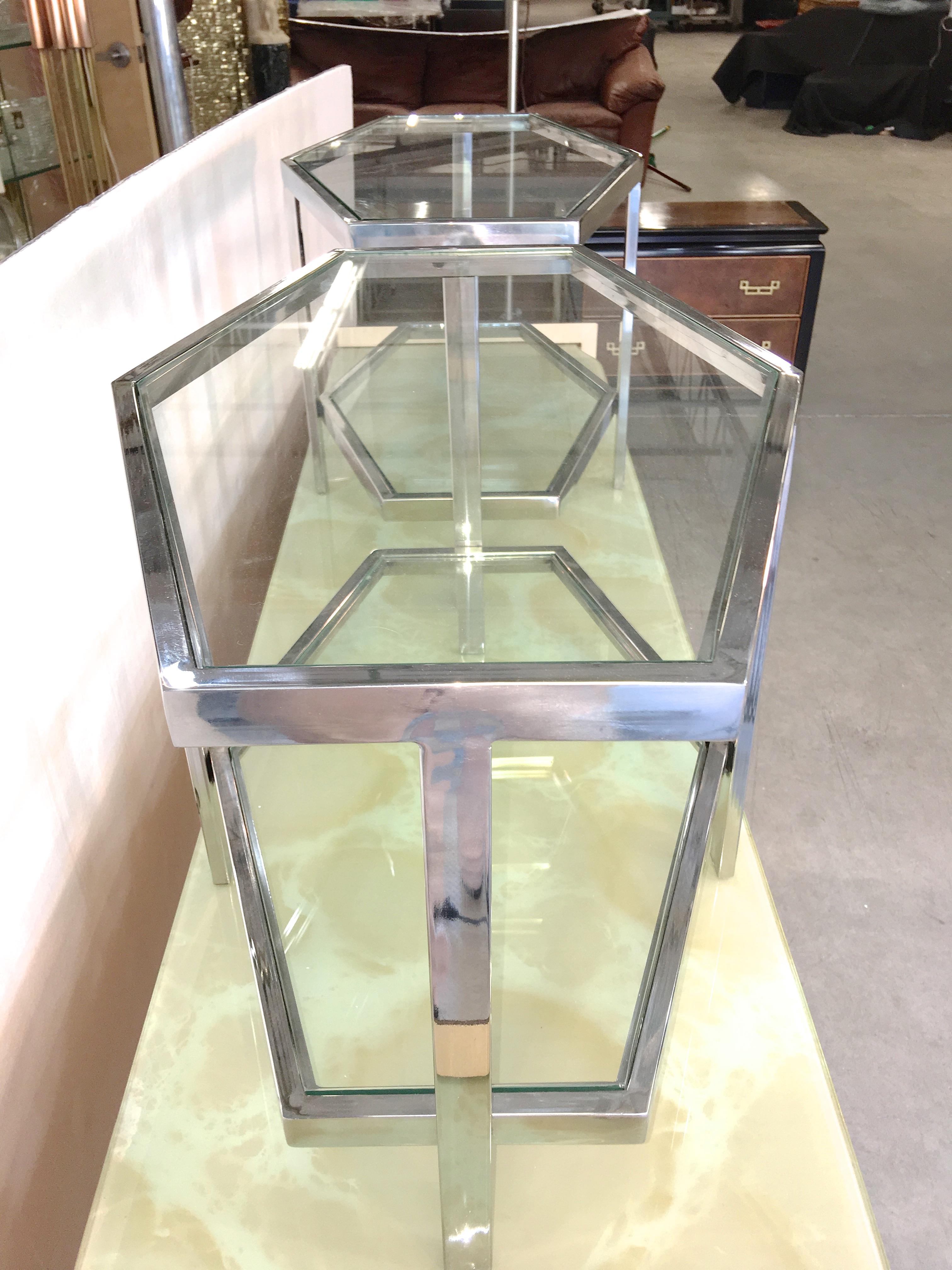 Paar sechseckige Beistelltische aus Chrom und Glas mit zwei Ebenen im Angebot 7