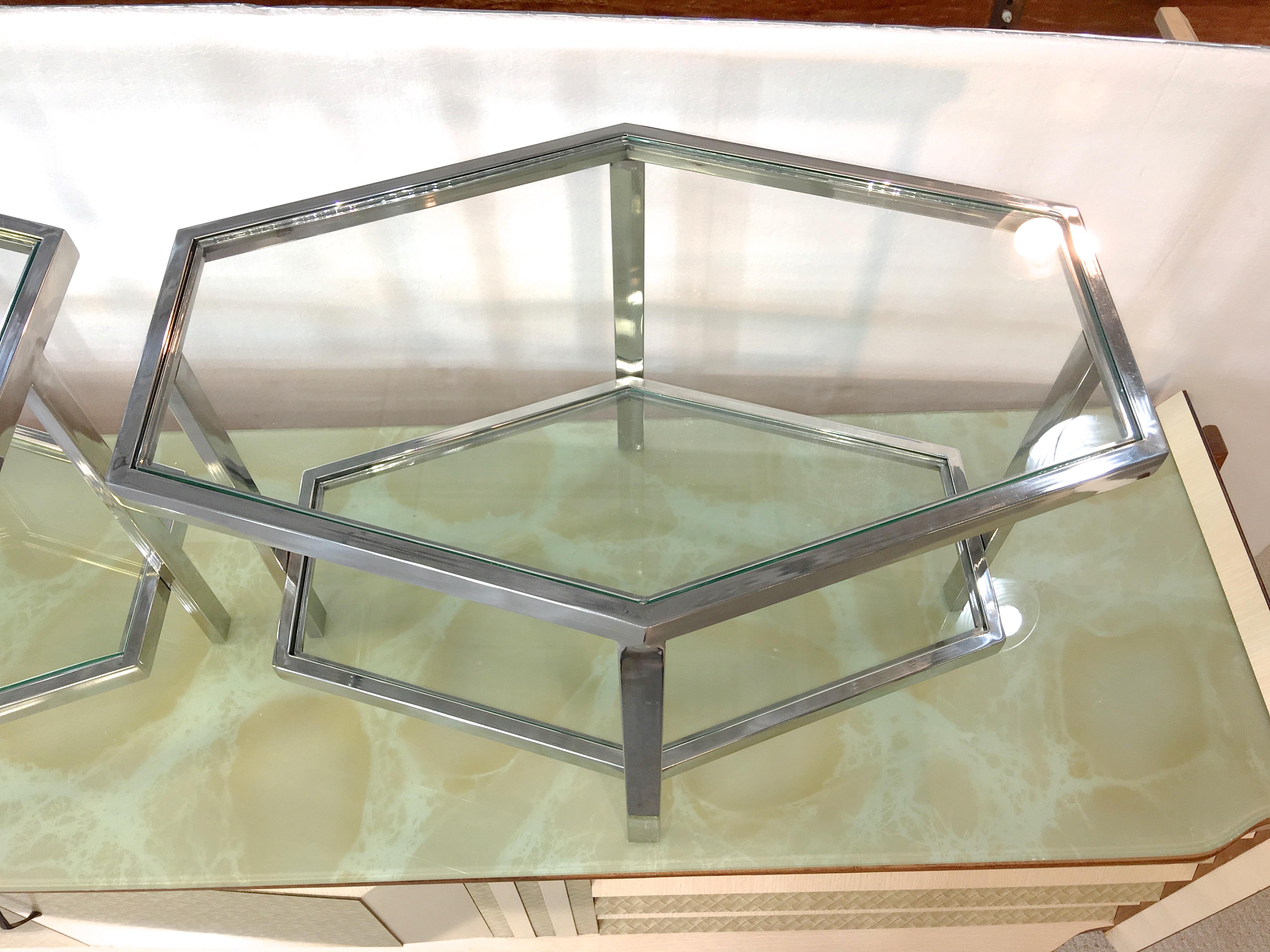 Paar sechseckige Beistelltische aus Chrom und Glas mit zwei Ebenen im Angebot 8