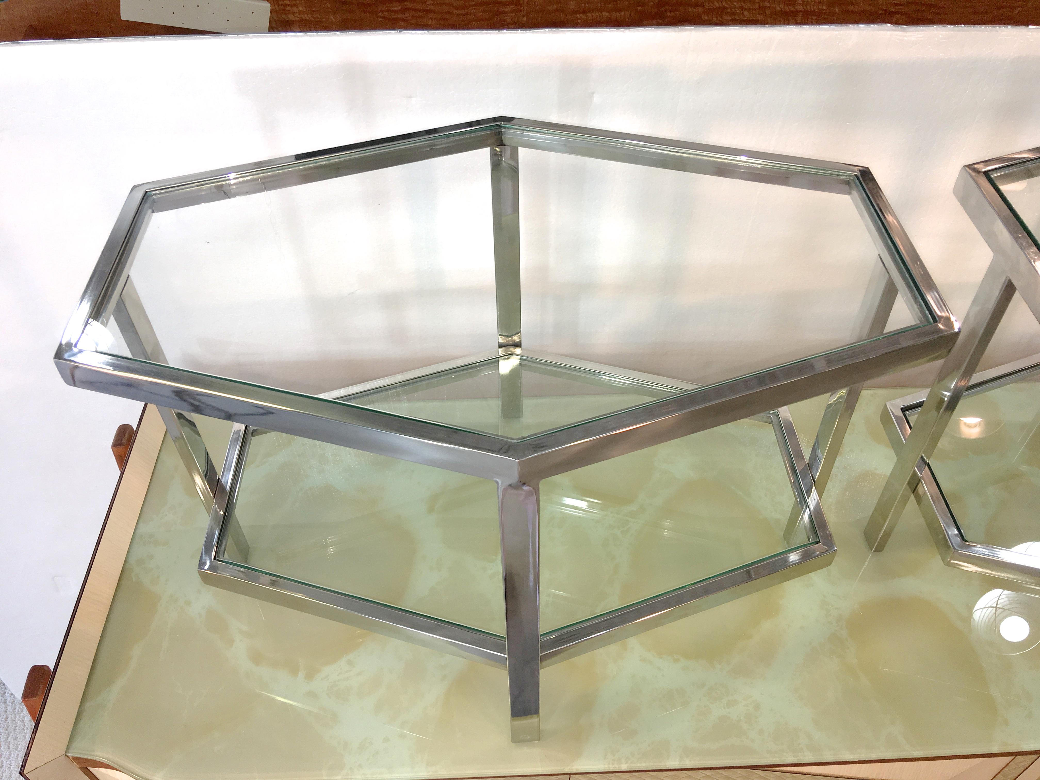 Paar sechseckige Beistelltische aus Chrom und Glas mit zwei Ebenen im Angebot 9