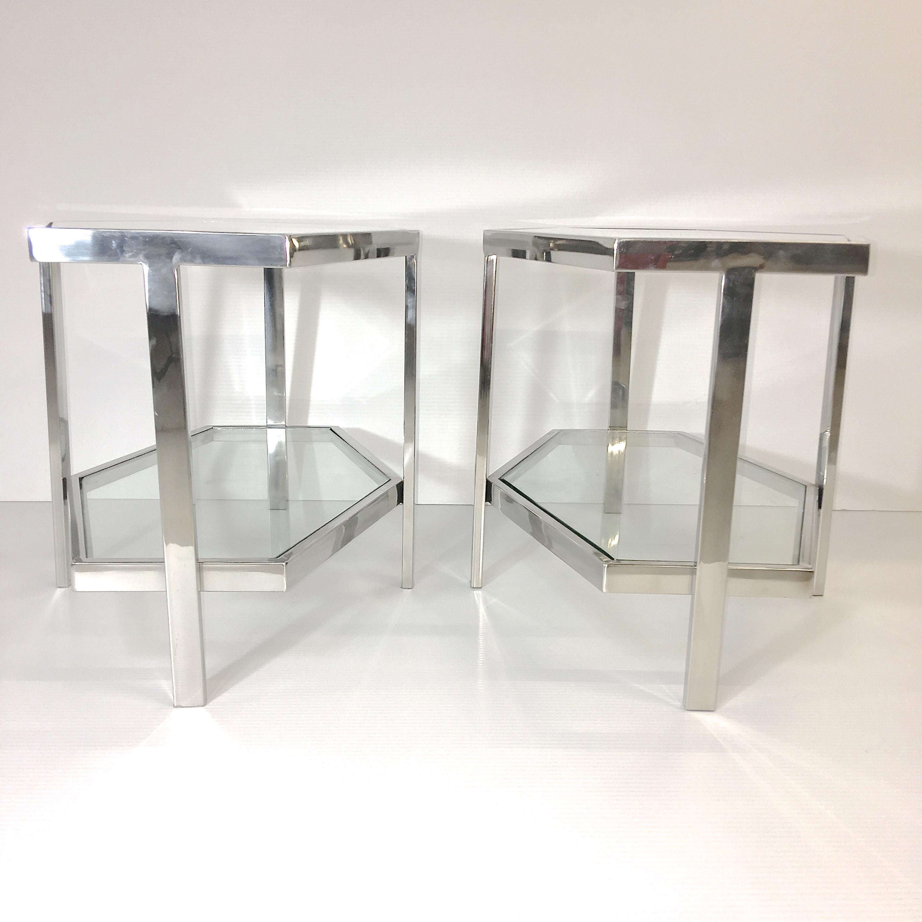 Paire de tables d'appoint hexagonales à deux niveaux en chrome et verre en vente 9