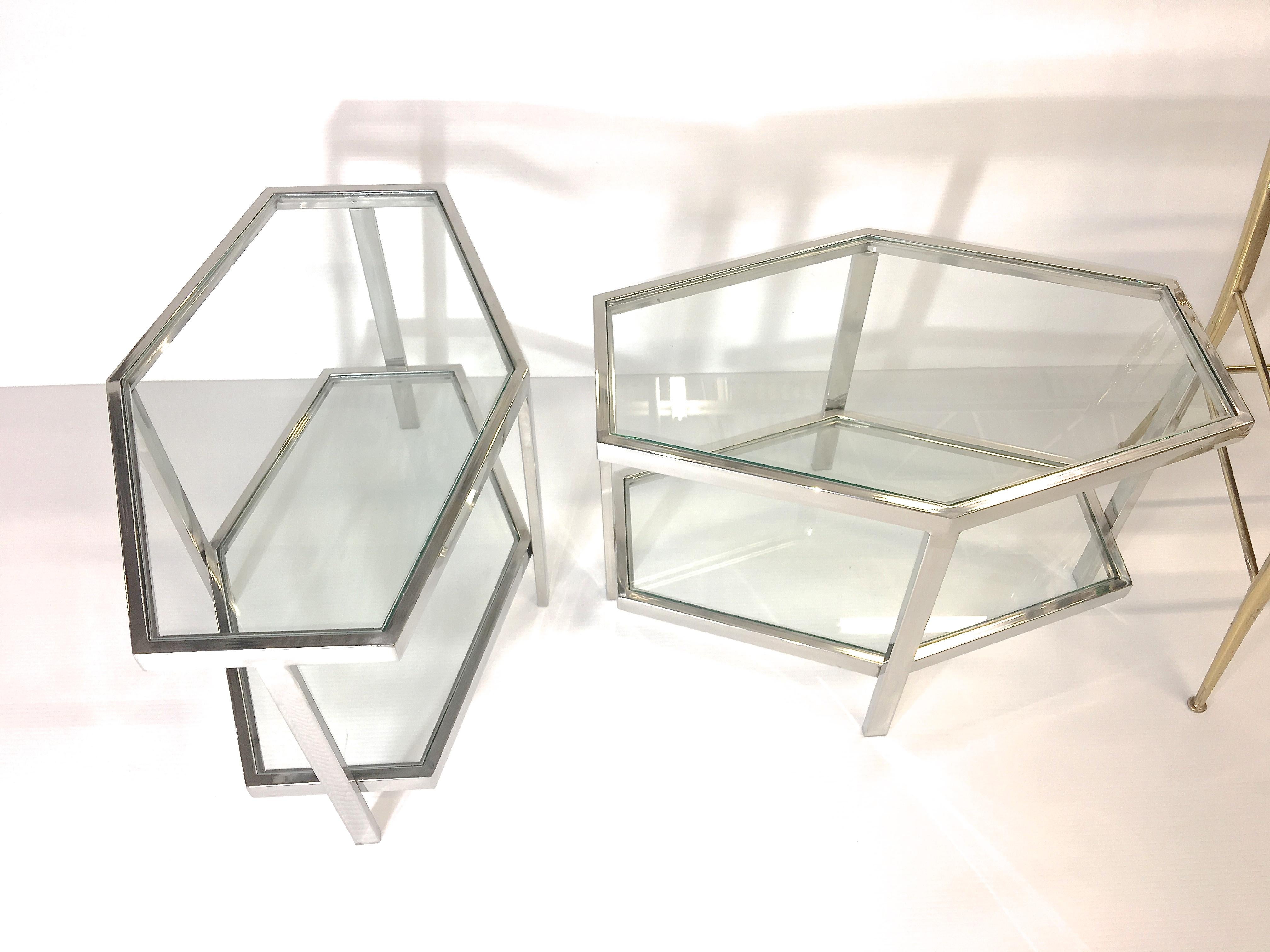 Paire de tables d'appoint hexagonales à deux niveaux en chrome et verre en vente 10