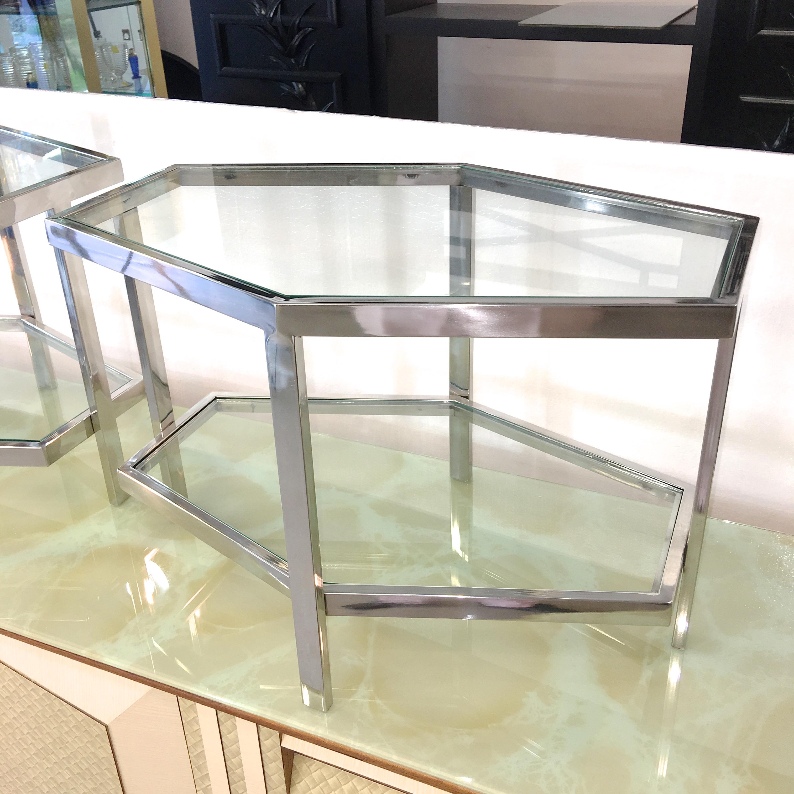 Paar sechseckige Beistelltische aus Chrom und Glas mit zwei Ebenen im Angebot 13