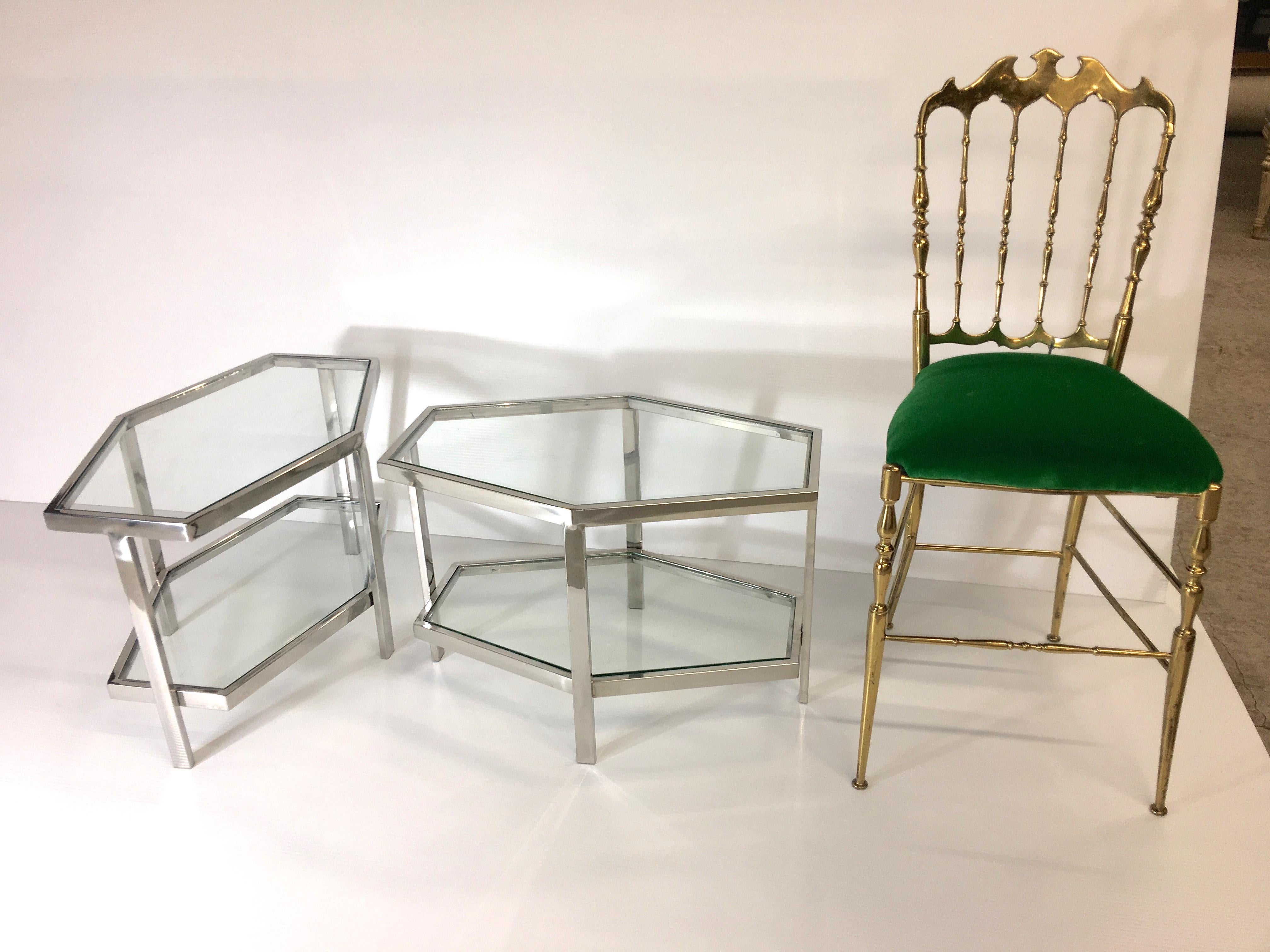 Paar sechseckige Beistelltische aus Chrom und Glas mit zwei Ebenen (Moderne der Mitte des Jahrhunderts) im Angebot
