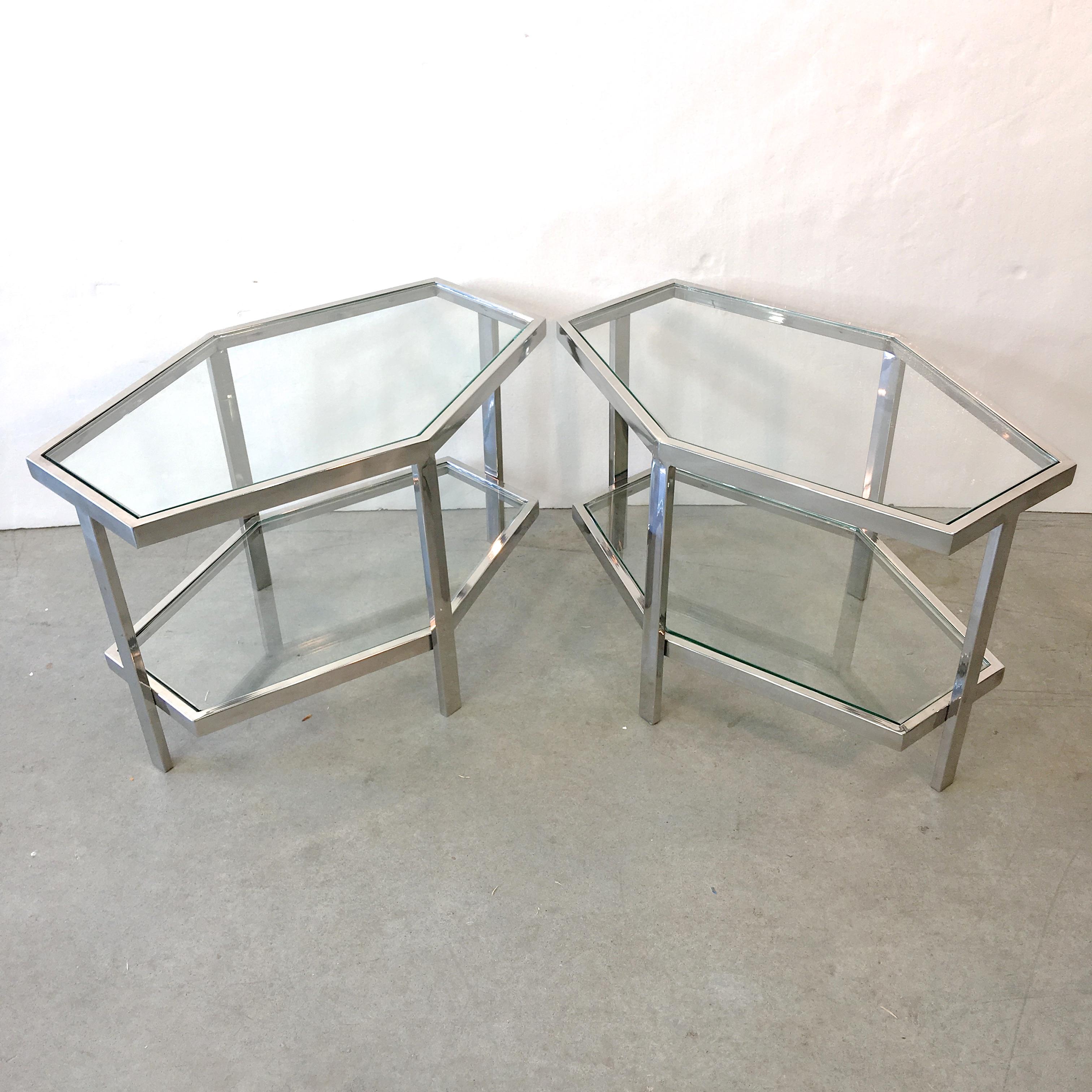 Belge Paire de tables d'appoint hexagonales à deux niveaux en chrome et verre en vente