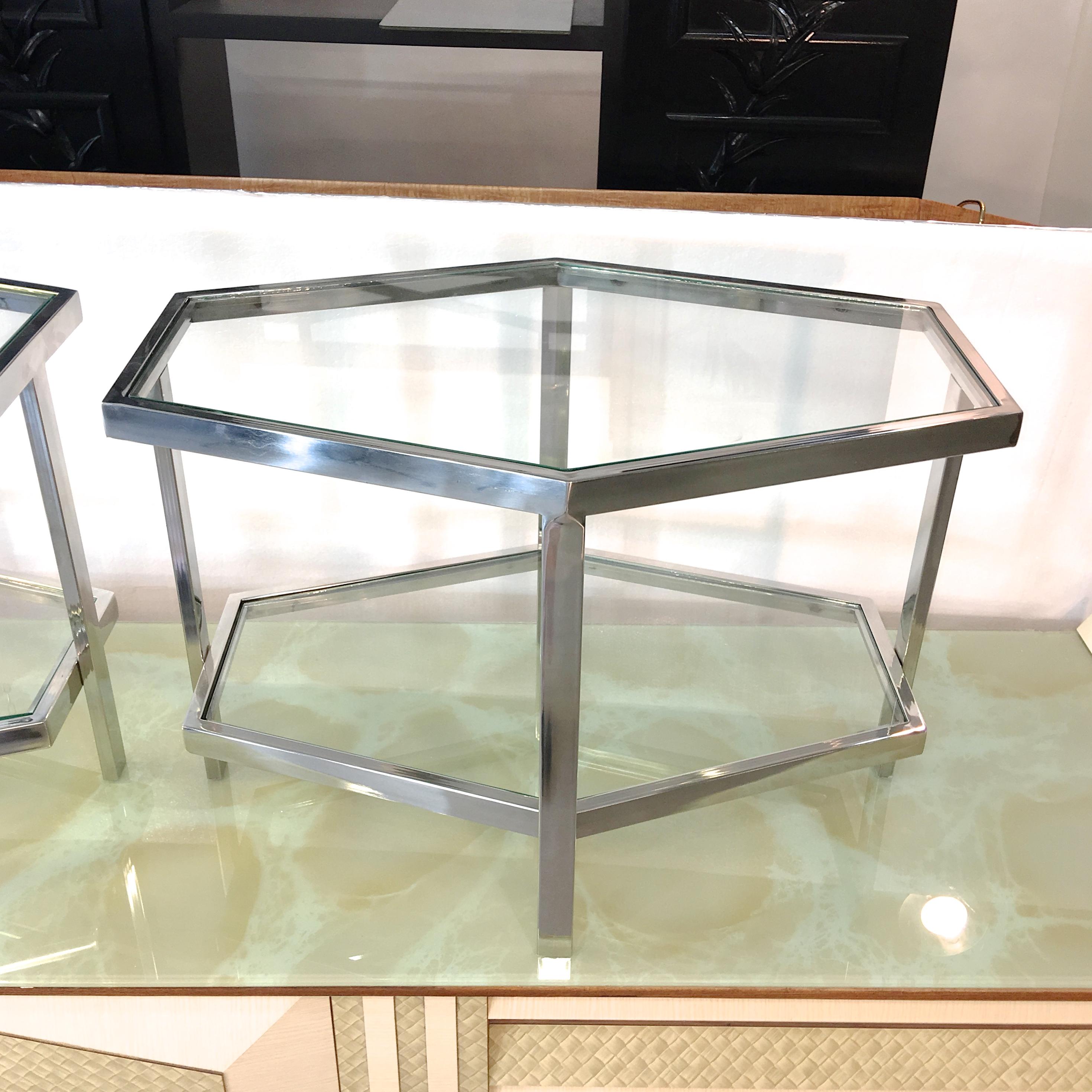 Fin du 20e siècle Paire de tables d'appoint hexagonales à deux niveaux en chrome et verre en vente
