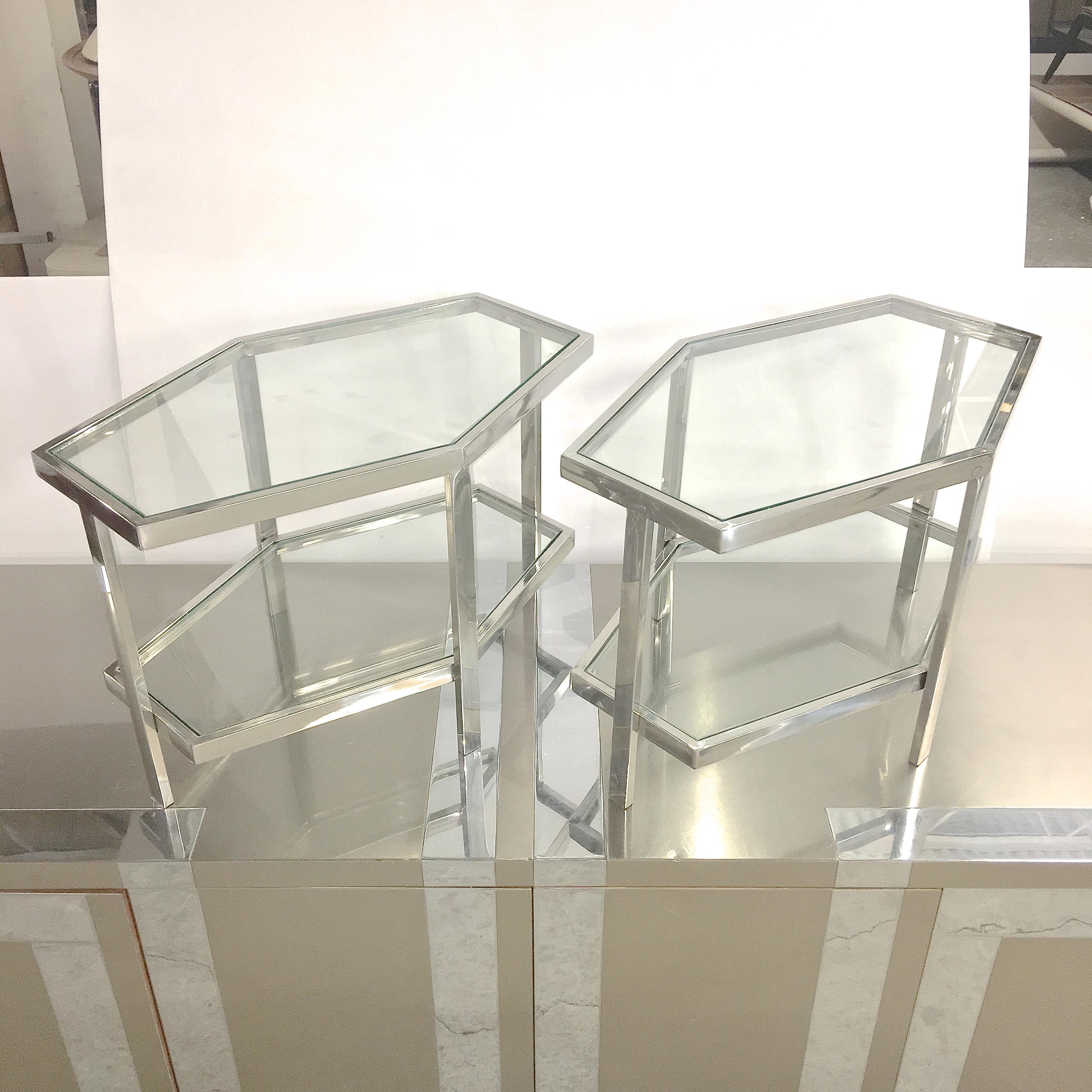 Paire de tables d'appoint hexagonales à deux niveaux en chrome et verre en vente 1