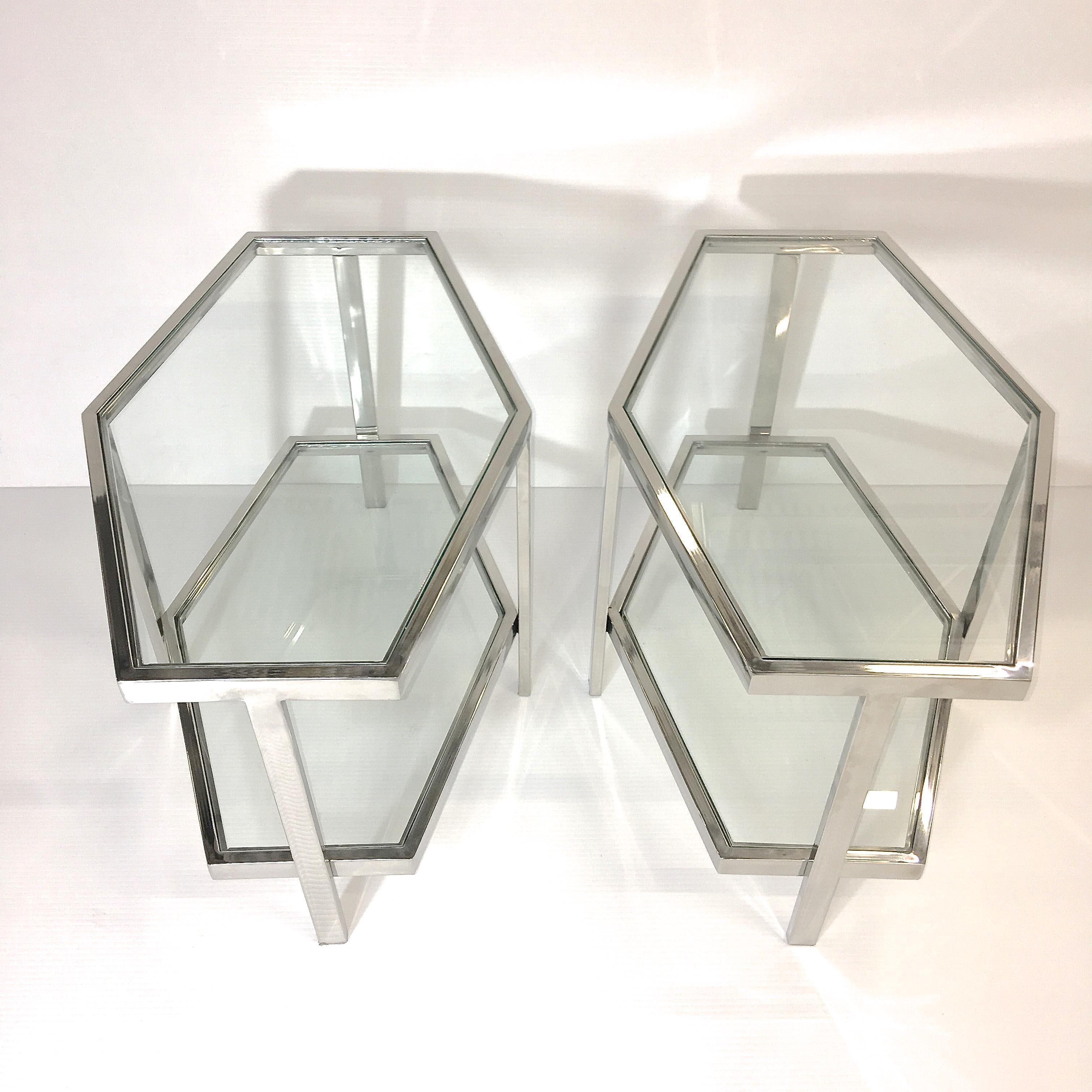 Paire de tables d'appoint hexagonales à deux niveaux en chrome et verre en vente 2