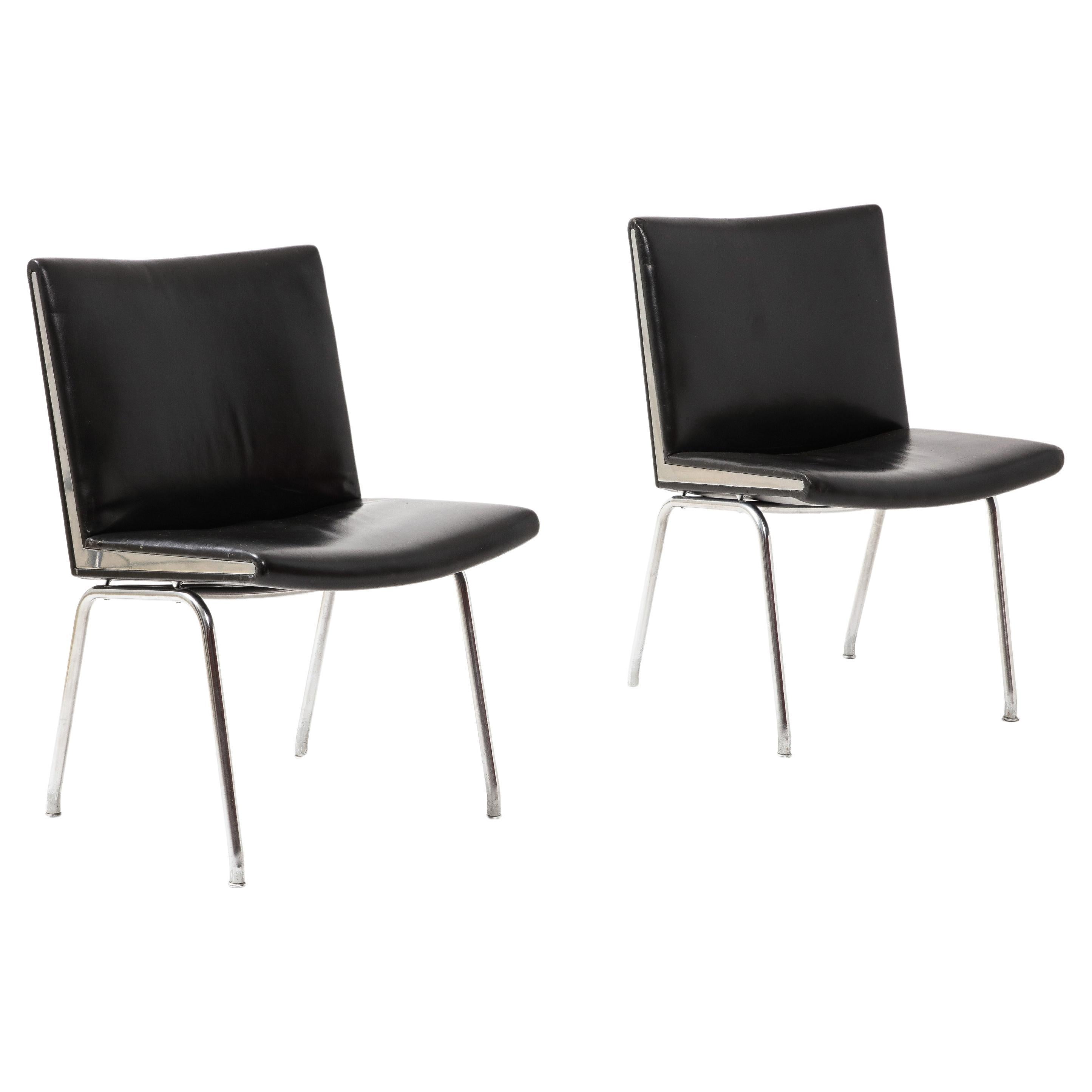 Ein Paar original schwarzes Leder und verchromter Stahl.

Stühle 