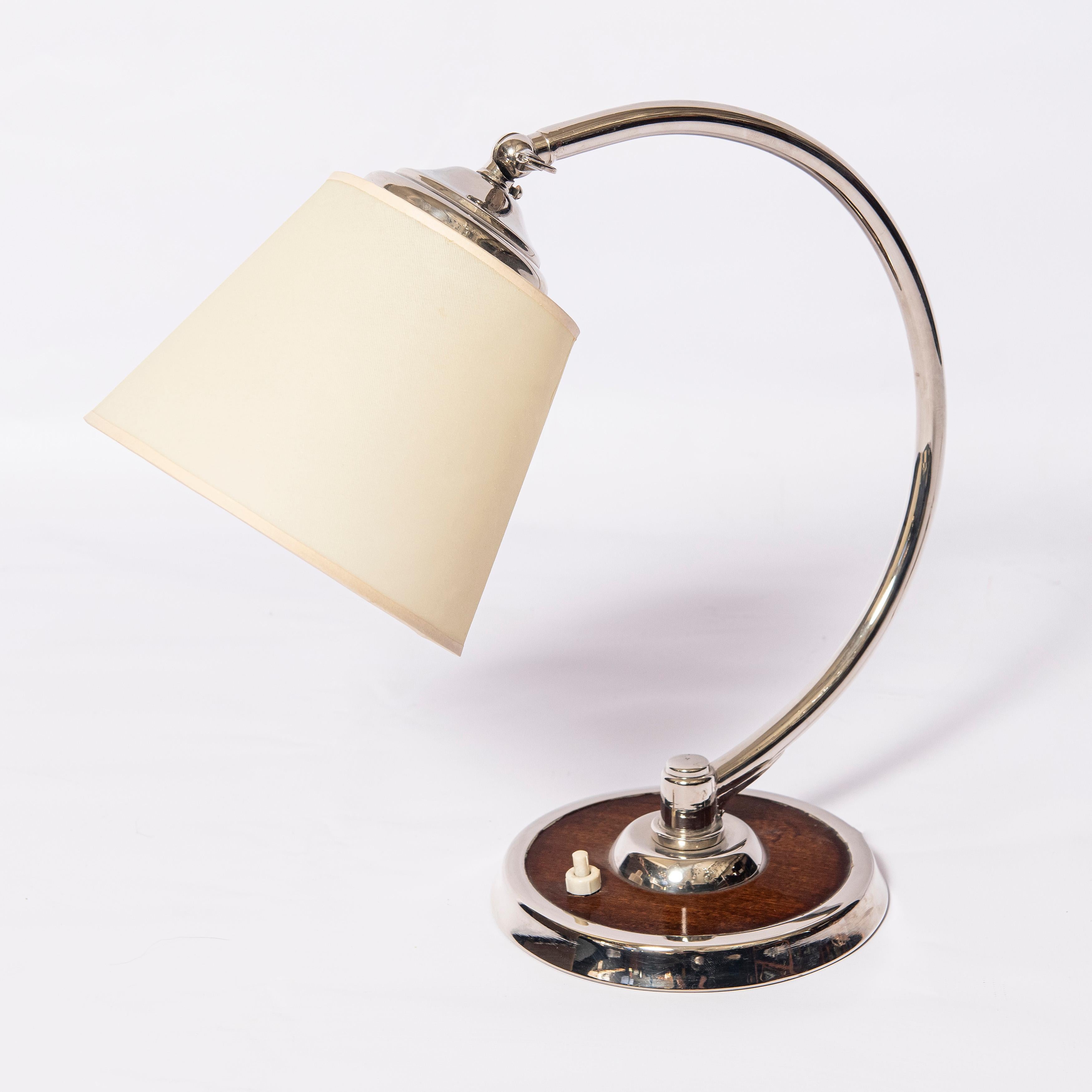 Paire de lampes de table en métal chromé et bois par Casa Comte Buenos Aires, Argentine, circa 1940.