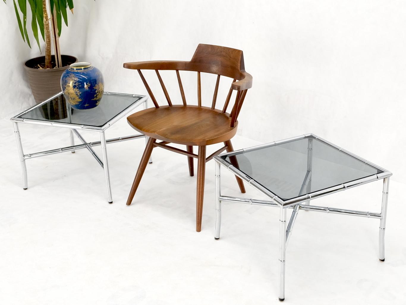 Mid-Century Modern Paire de tables d'appoint en métal chromé, faux bambou et verre fumé à la base en vente