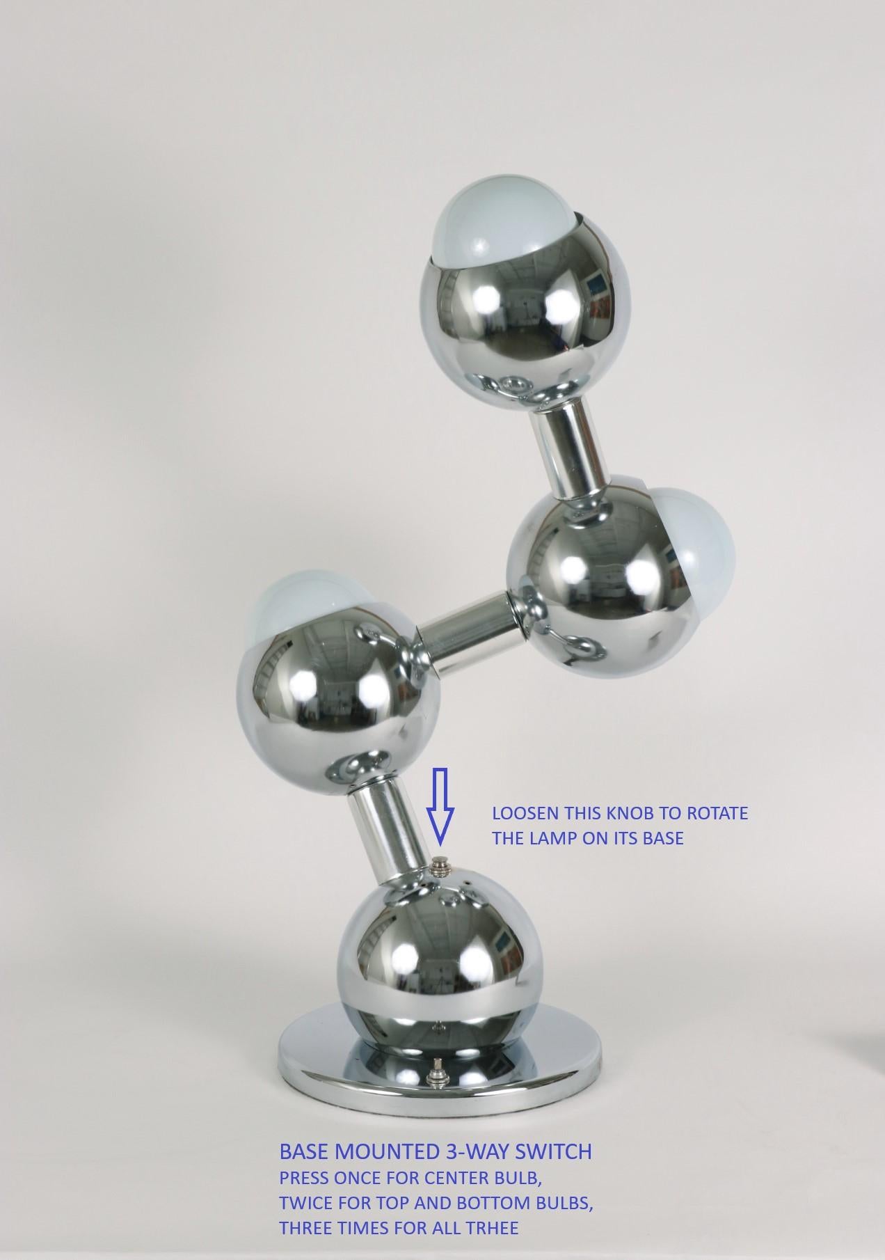 20ième siècle Paire de lampes à molécules chromées en vente