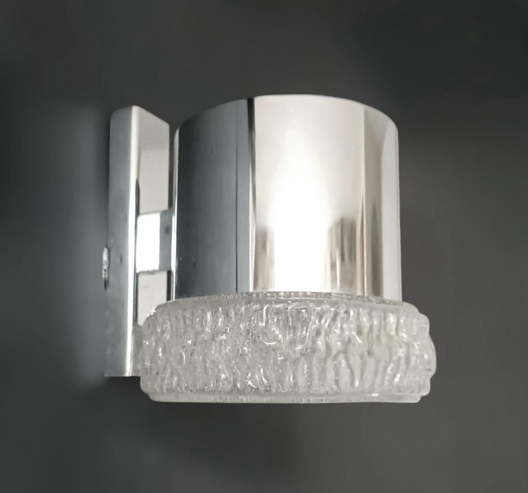 Italian wall lights with clear bollicine Murano glass shades mounted on chrome structures, designed by Gino Sarfatti for Seguso / Made in Italy, circa 1960s
Measures: height 8 inches, width 7 inches, depth 8 inches
1 light / E12 or E14 type / max