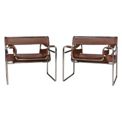 Paire de chaises Wassily en plaqué chrome et cuir:: vers 1980