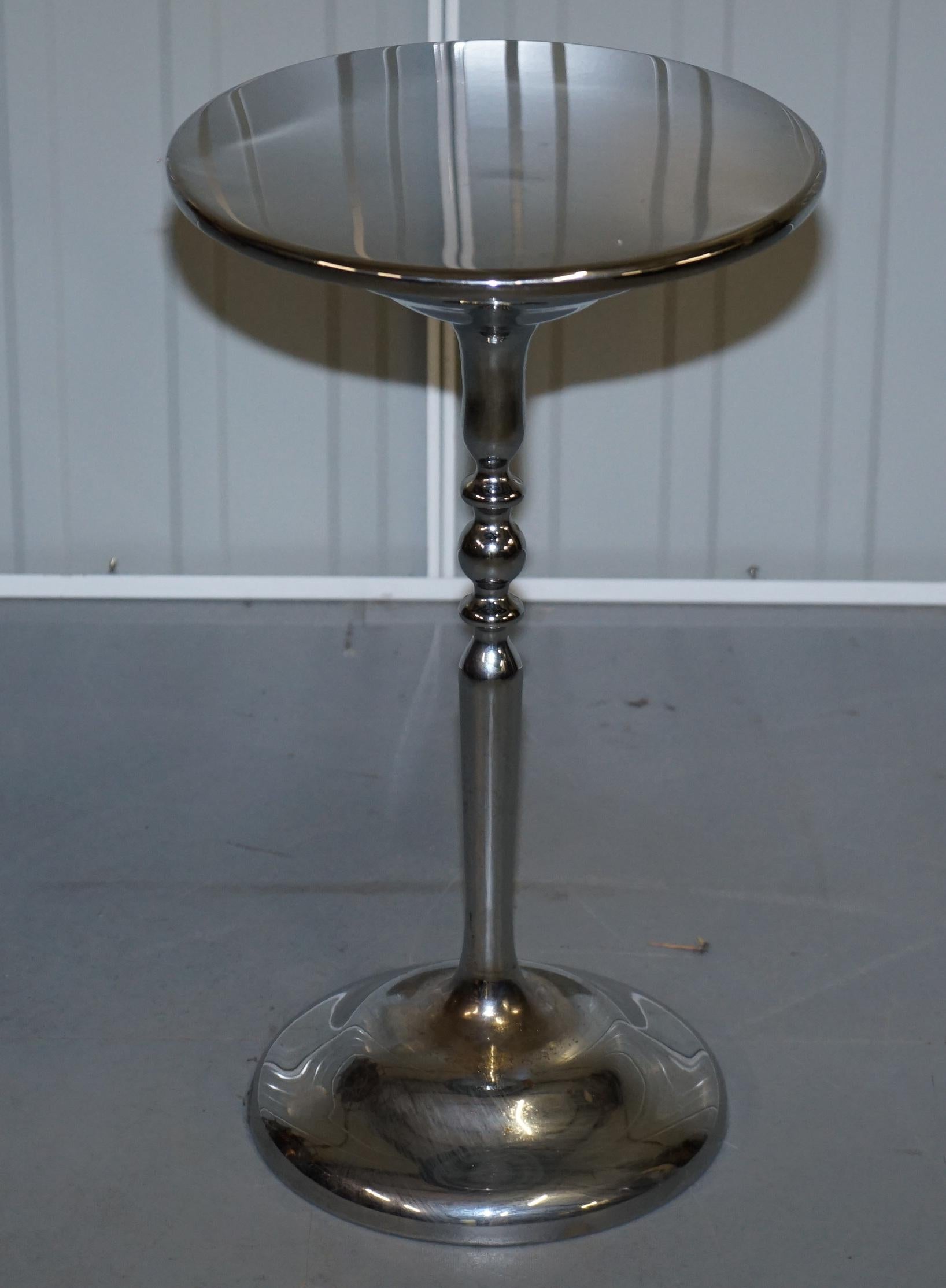 Paire de tables d'appoint chromées sur socle en chêne massif faisant partie d'une grande suite en vente 3