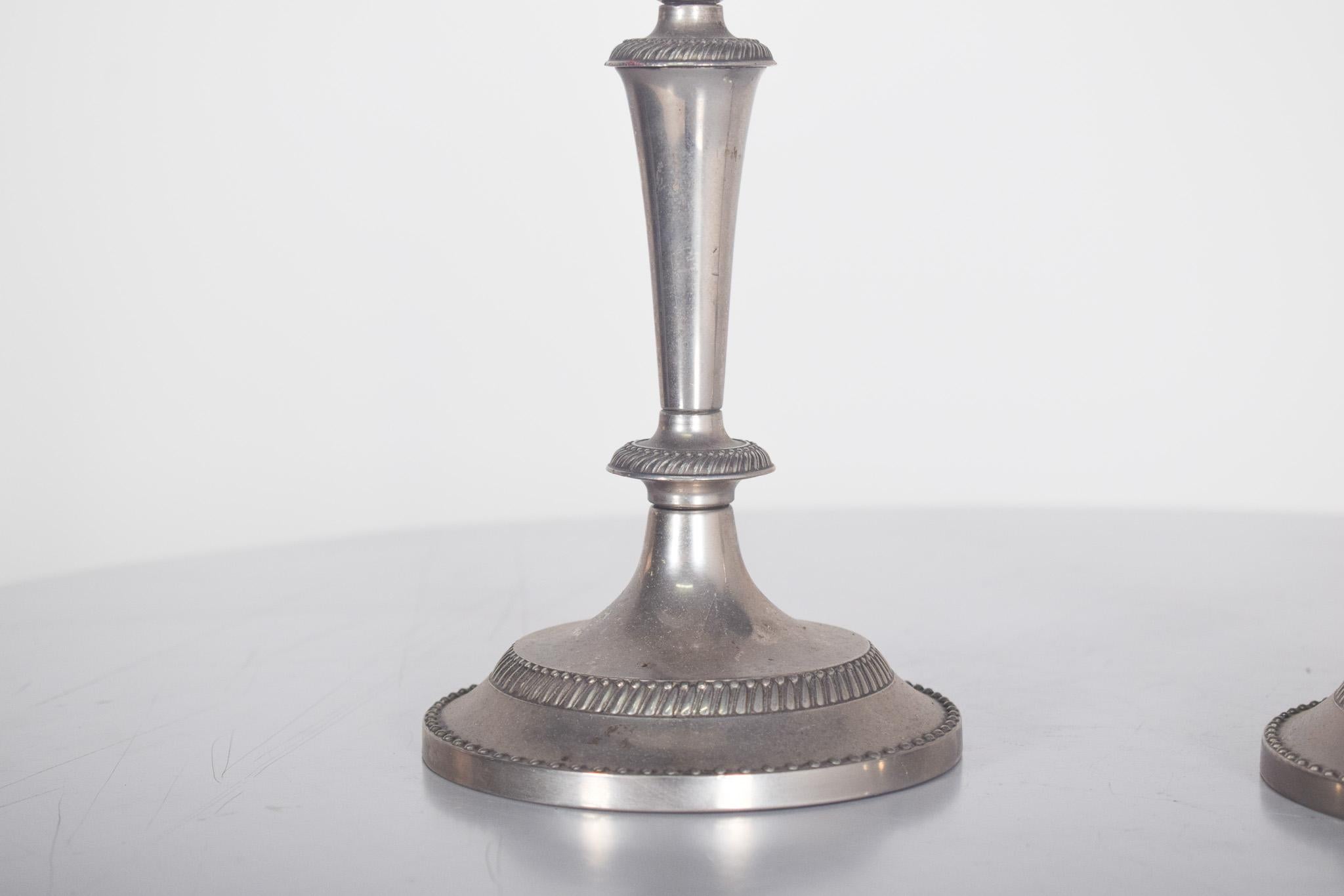 Chinois Paire de chandeliers en zinc chromé en vente