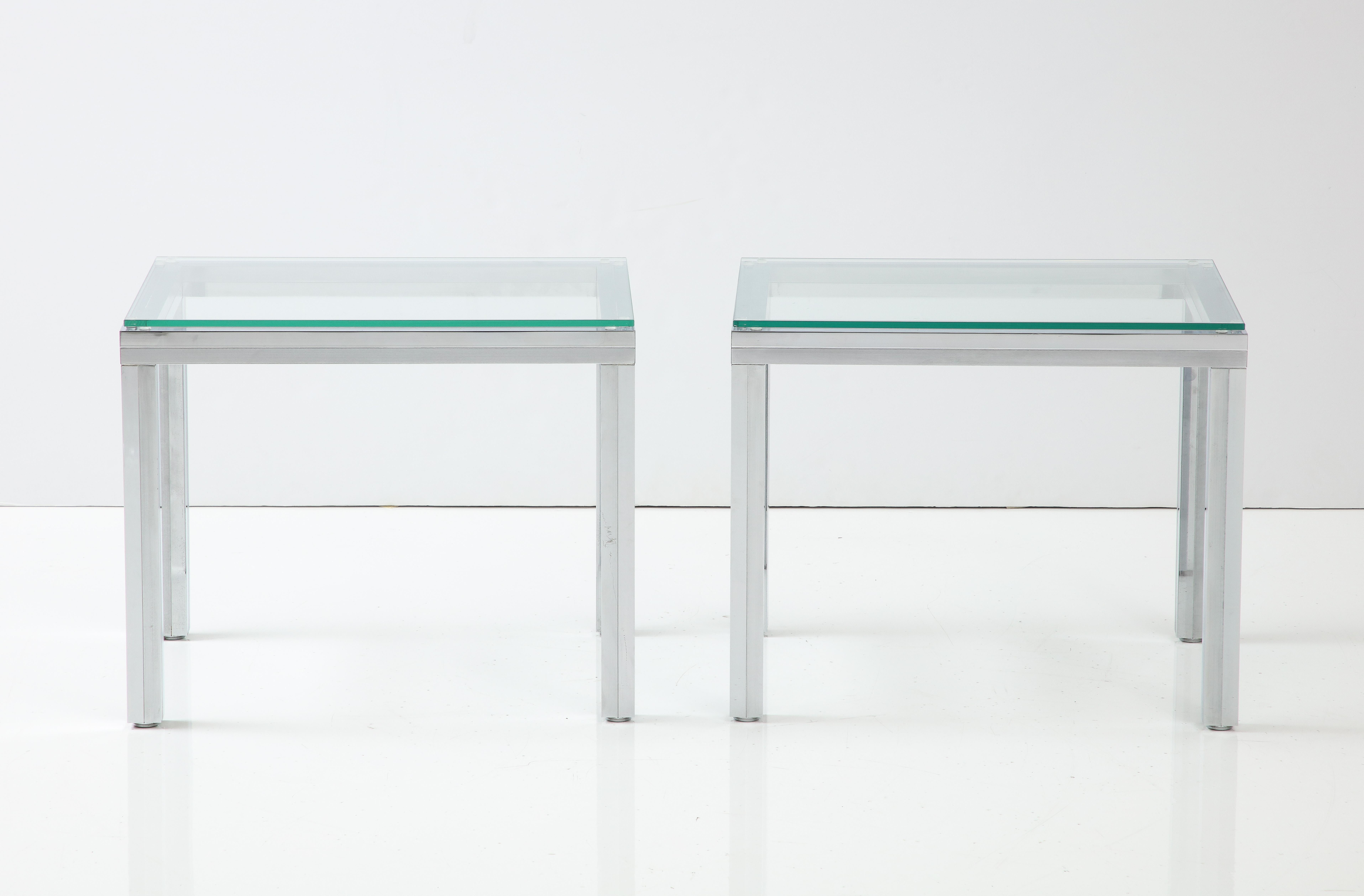 Paire de tables d'appoint en chrome poli et aluminium.
