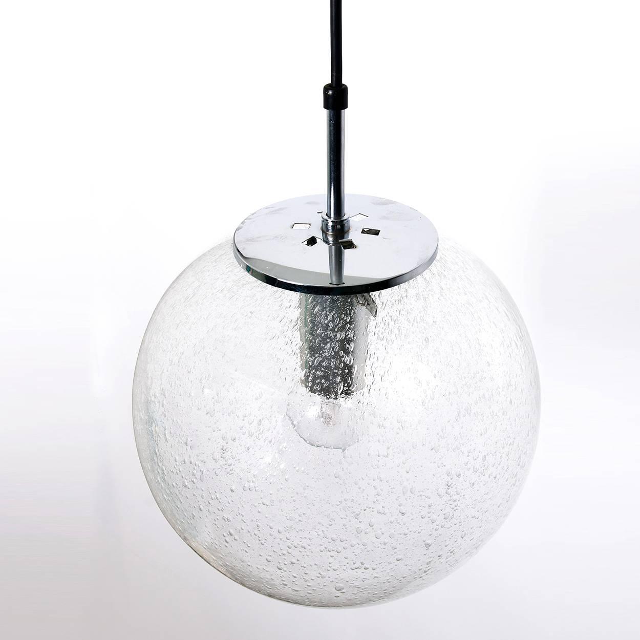 Mid-Century moderno Coppia di scale cromate a cascata con 3 globi soffiati a mano Glashütte Limburg in vendita