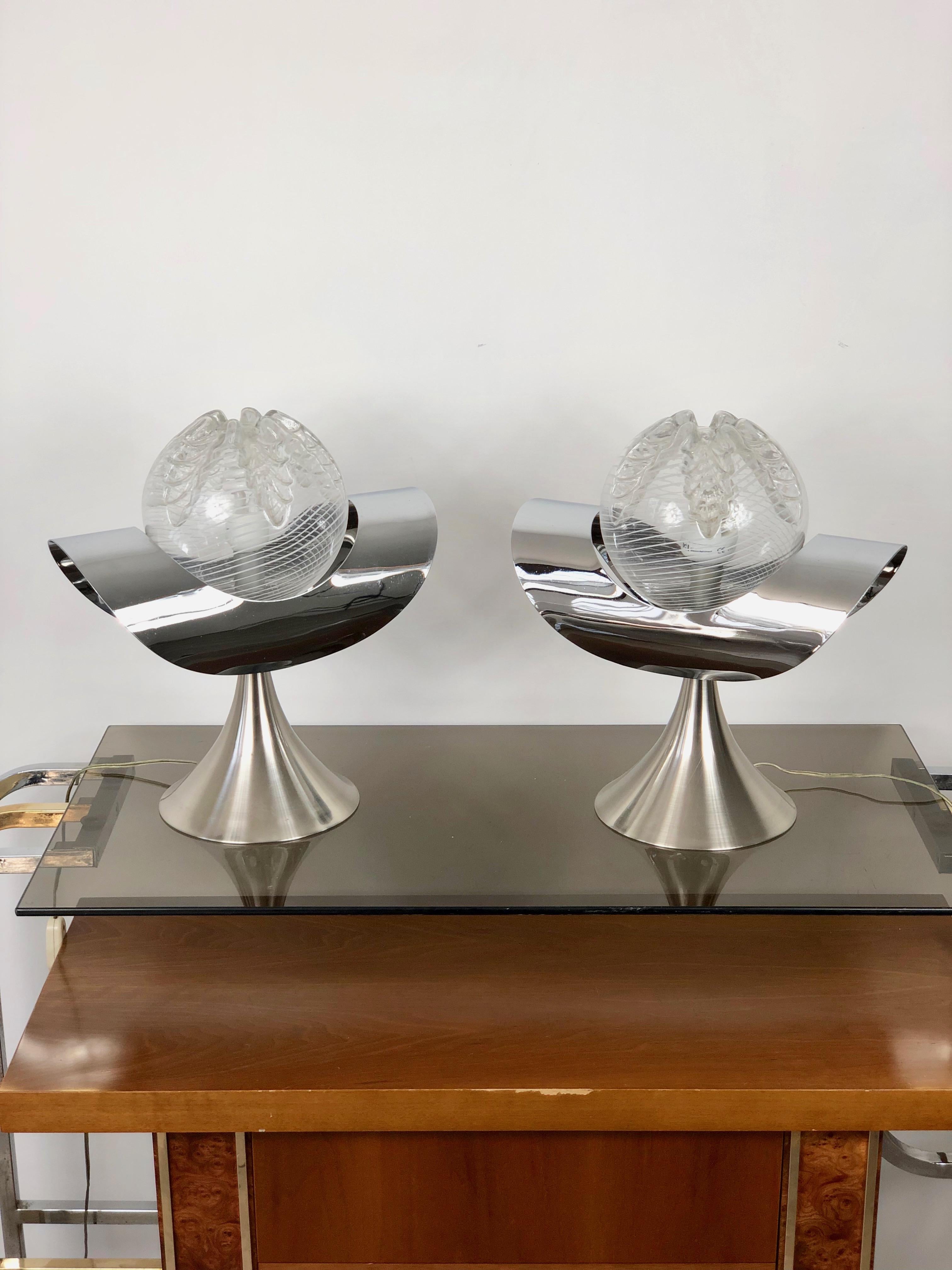 Paire de deux lampes de table en chrome et verre avec une base en acier. Lampe vintage typique de la période italienne des années 1970.