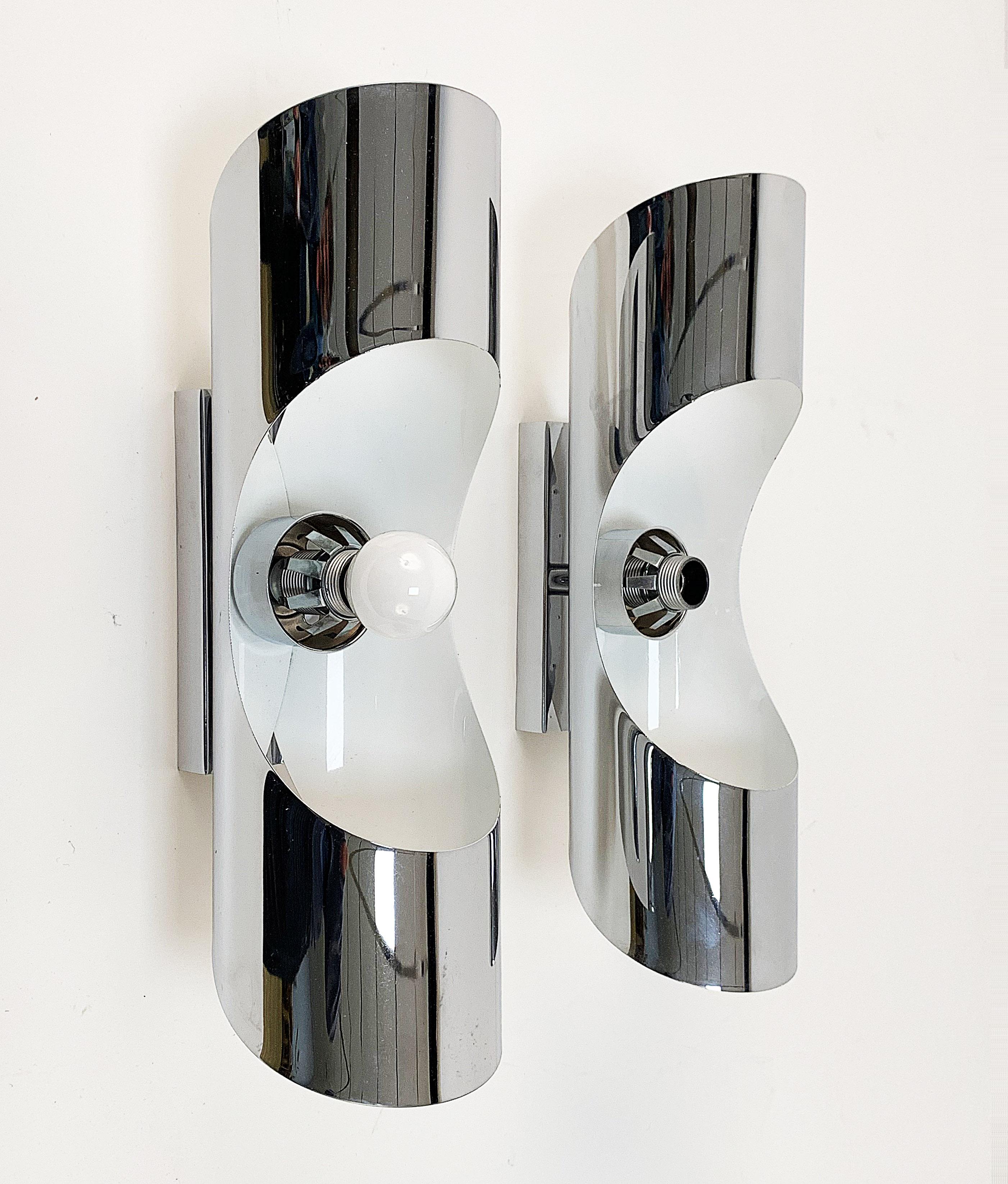 Pair of Chrome Steel Appliques Wall Lamps, 1970s In Excellent Condition In Roma, IT