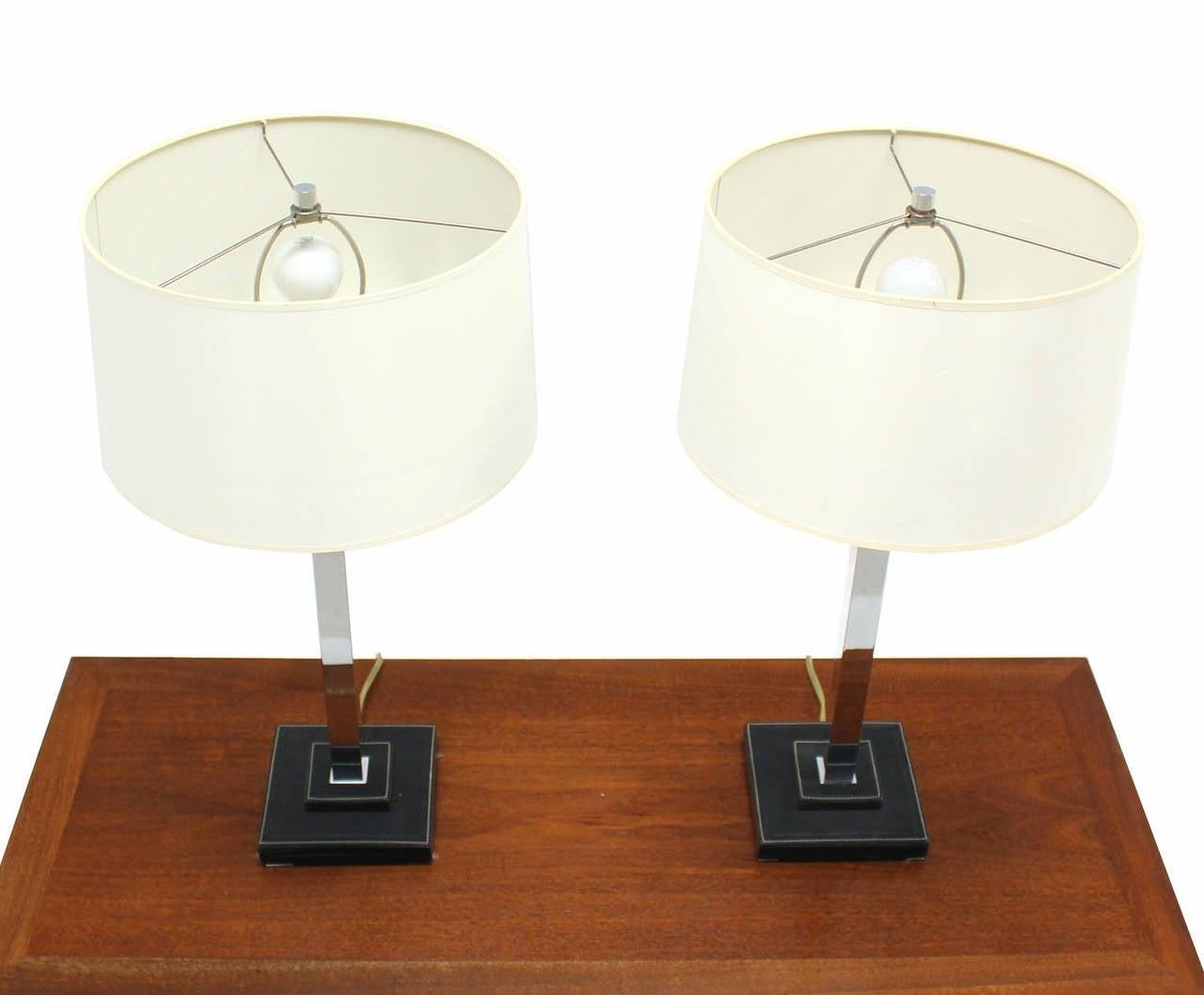 Paar verchromte quadratische Ledersockel mit Nähten  Moderne Tischlampen von Nessen MINT (amerikanisch) im Angebot