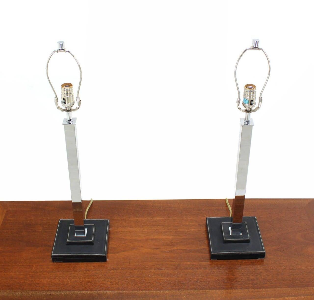 Paar verchromte quadratische Ledersockel mit Nähten  Moderne Tischlampen von Nessen MINT (Poliert) im Angebot