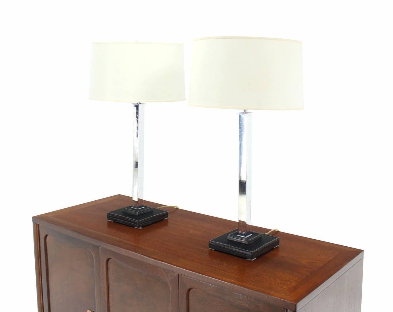 Paar verchromte quadratische Ledersockel mit Nähten  Moderne Tischlampen von Nessen MINT im Angebot 1