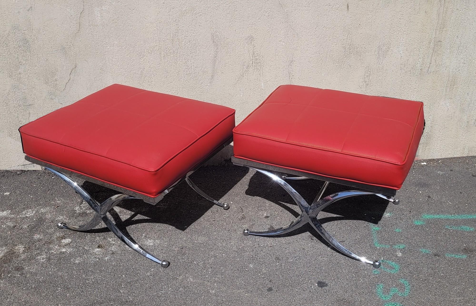 Pair of chrome X-shaped stools, with a seat in padded red imitation leather, ending in balls feet

Model attributed to Ralph Lauren

Good general condition, upholstery redone, slight wear and tear

Editions from the end of the 1980s

Height 48 cm
61