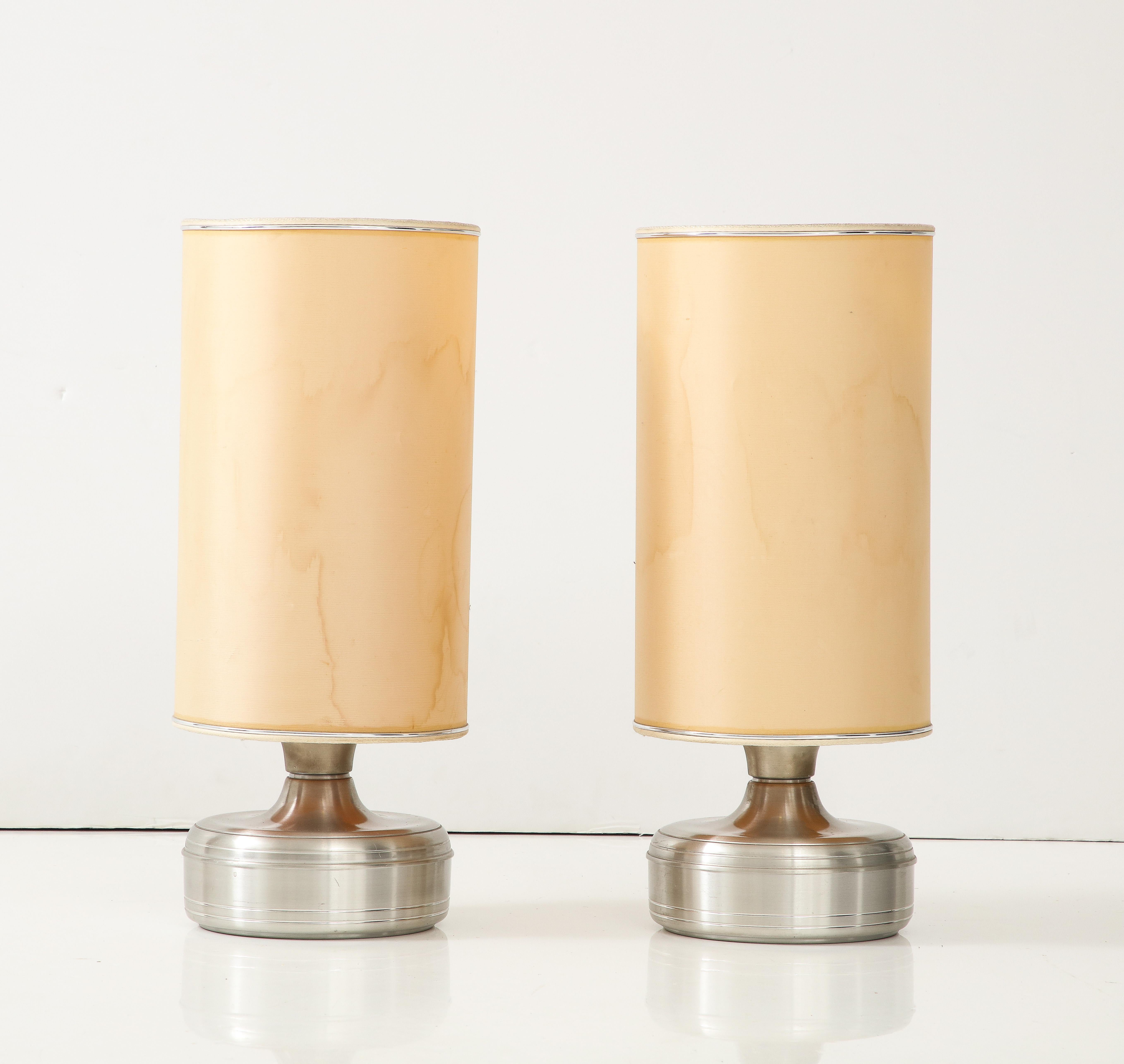 Ein Paar verchromte, bauchige Lumi-Lampen aus den 1960er Jahren mit ihren originalen Seidenschirmen. Behält die Originalsignatur des Herstellers auf dem Sockel. Lumi war eines der innovativsten Unternehmen für Beleuchtungsdesign in Italien während