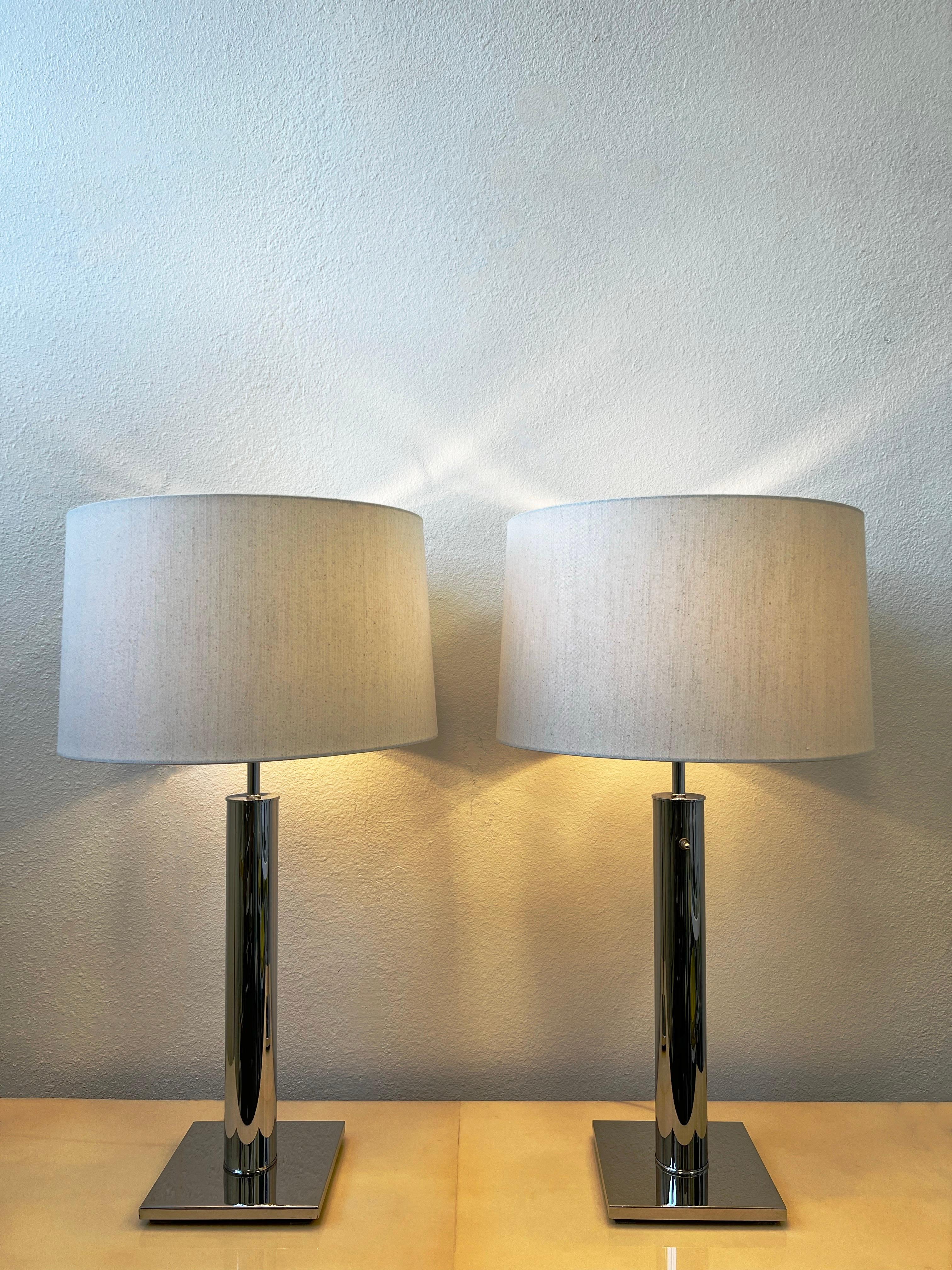 Paire de lampes de table en chrome poli des années 1960 par Nessen Lightning. 
Nouveau câblage, nouveaux abat-jour en lin et réflecteurs en acrylique blanc. Ils conservent les labels Nessen.

Elles sont dotées d'un interrupteur rotatif à trois voies