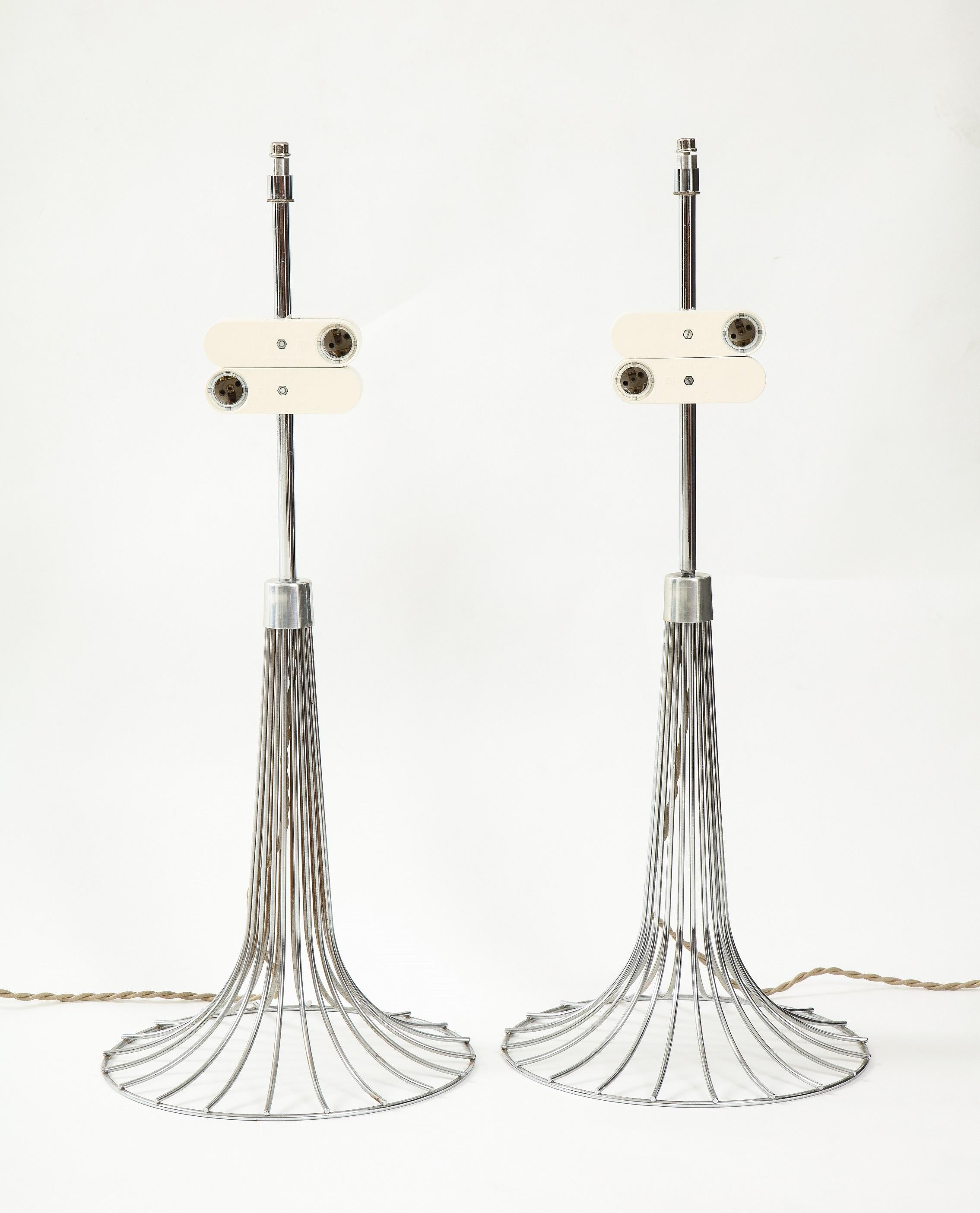 Rare paire de lampes de table Minimalist wire chrome de Verner Panton
Nouveau câblage, y compris de nouveaux cordons et prises.
  