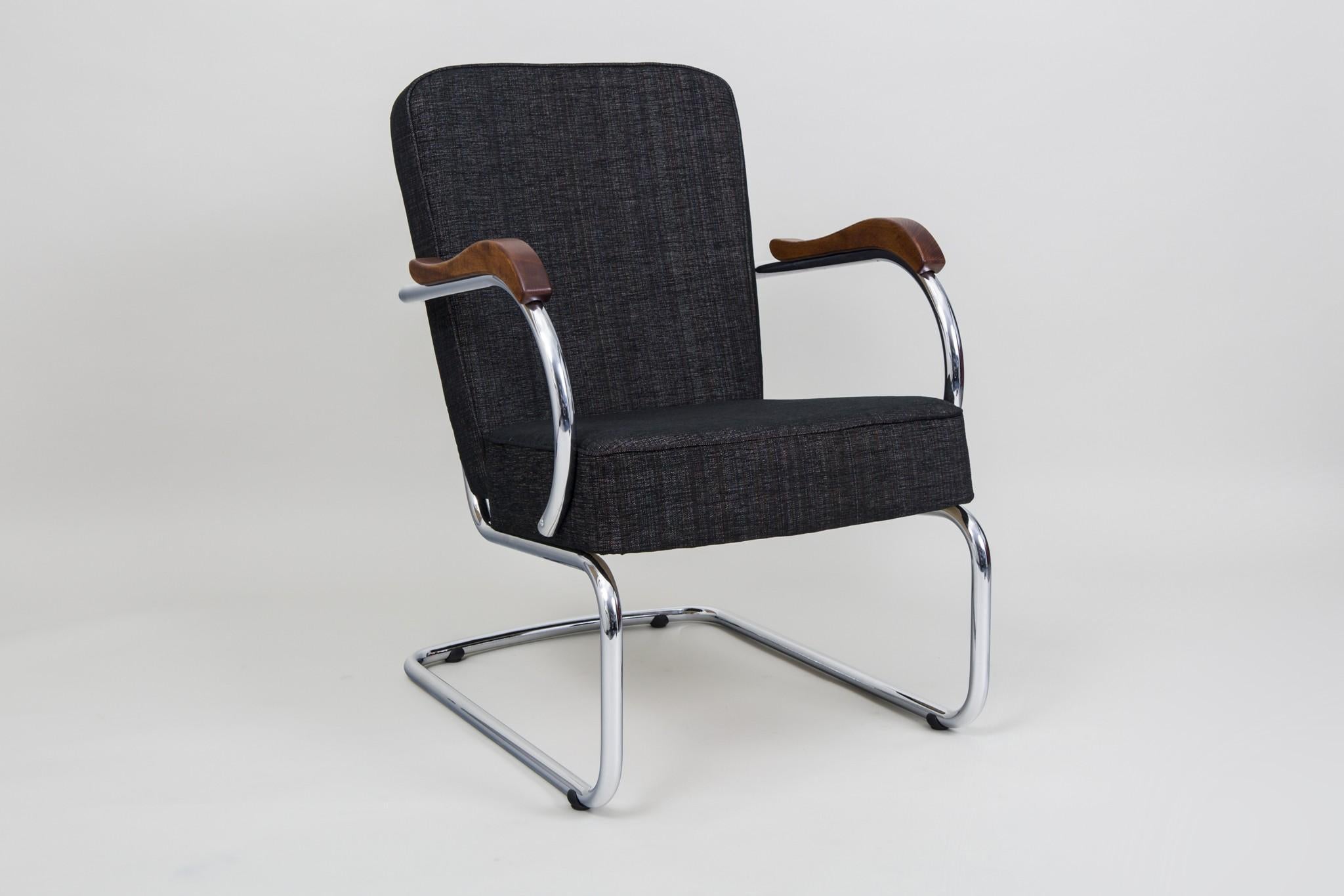 Bauhaus Art Deco armchairs
Completely restored, new upholstery
Material: Chrome-plated steel
Source: Czechoslovakia
Maker: Kovona
Period: 1930-1939.