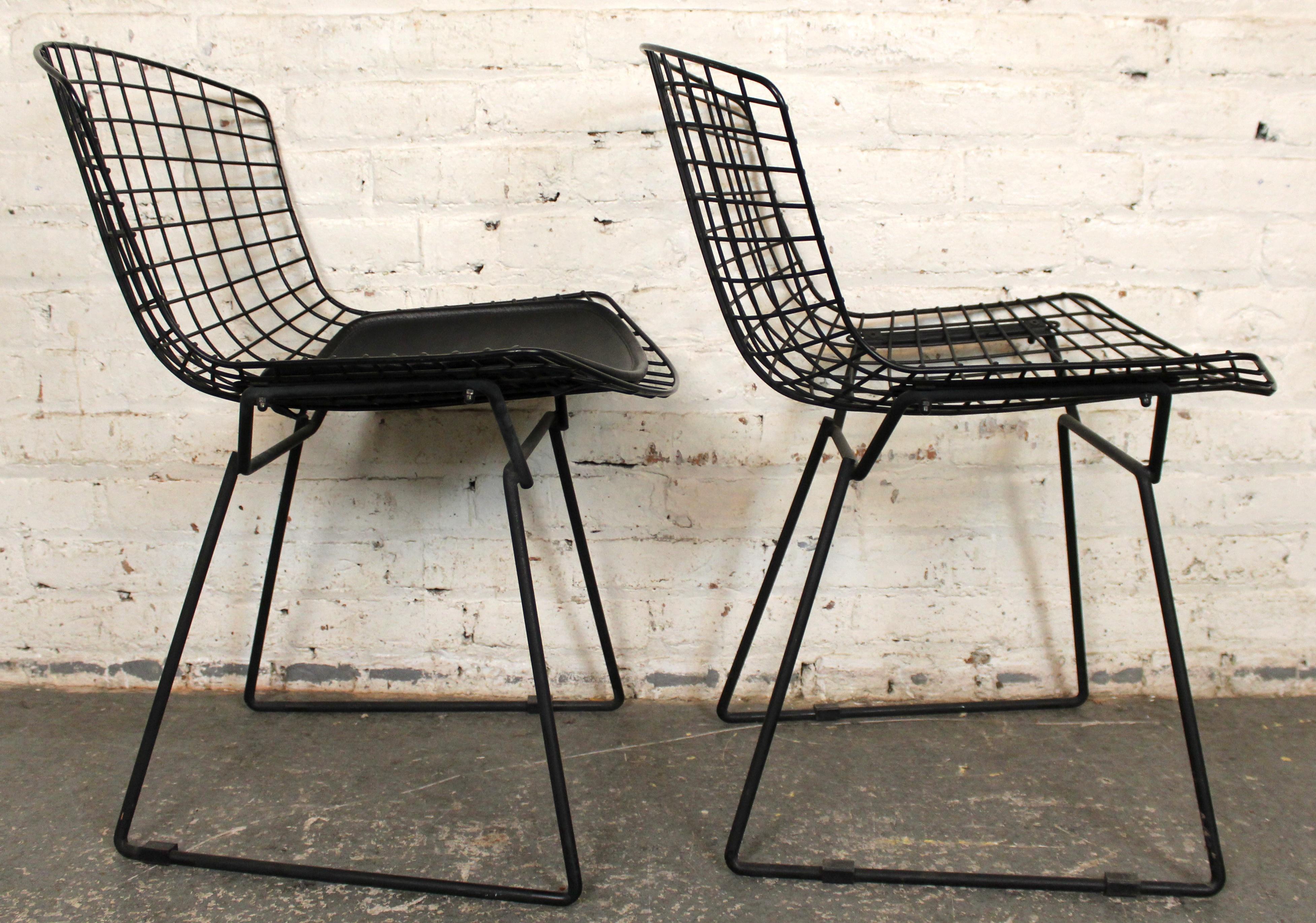 Mid-Century Modern Pair of Chrome Wire Dining Chairs in the Style of Bertoia for Knoll en vente