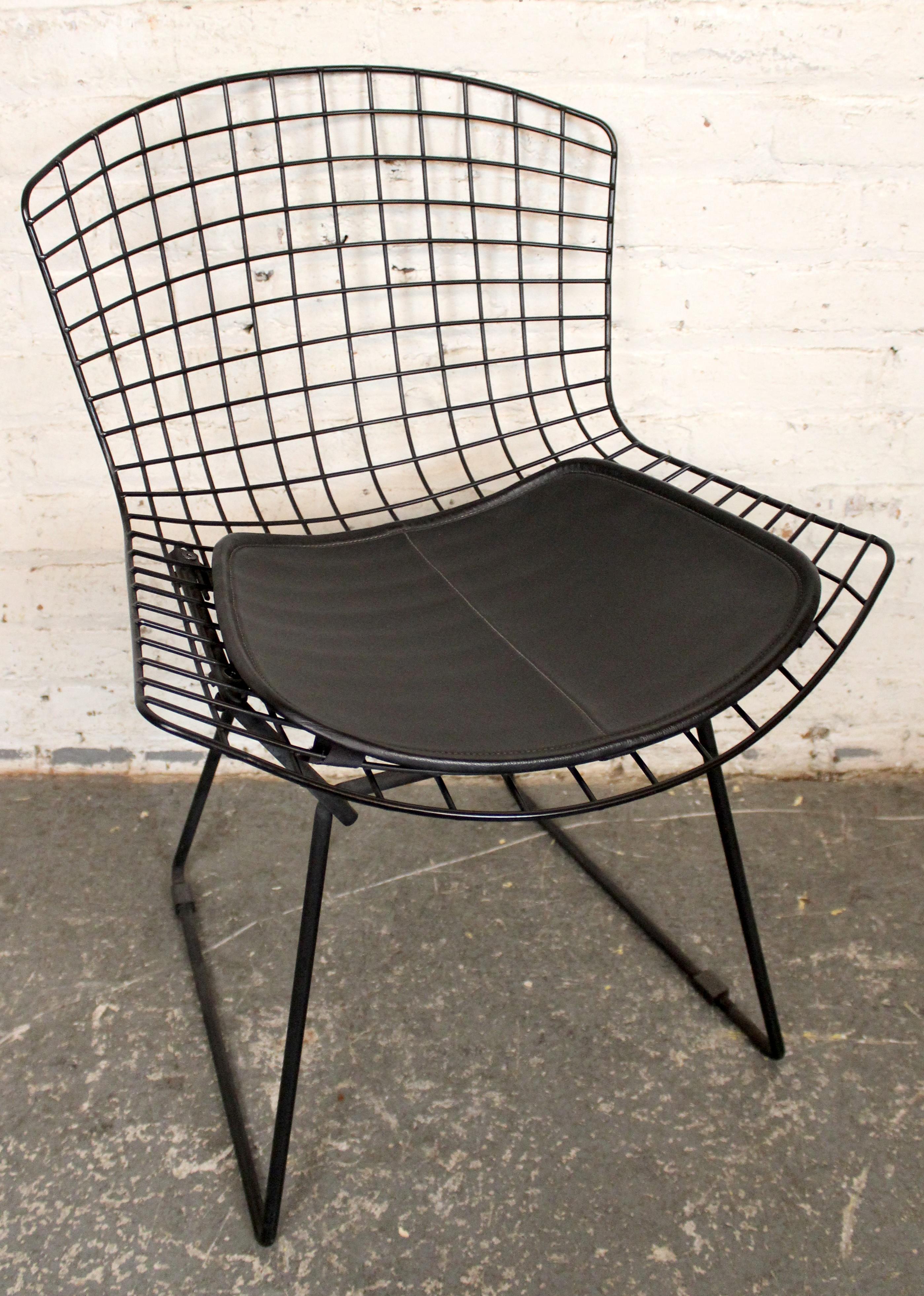 20ième siècle Pair of Chrome Wire Dining Chairs in the Style of Bertoia for Knoll en vente