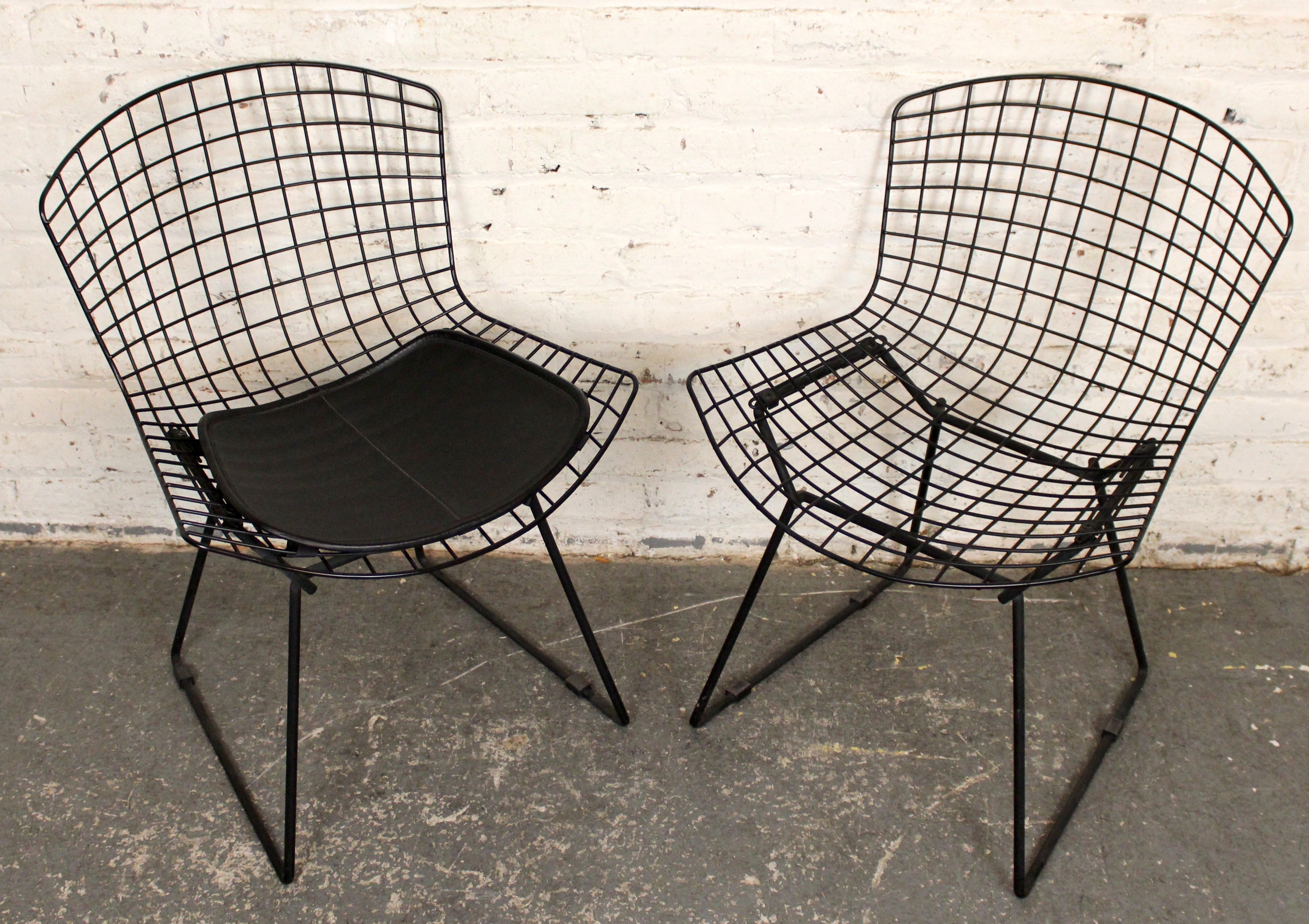Pair of Chrome Wire Dining Chairs in the Style of Bertoia for Knoll en vente