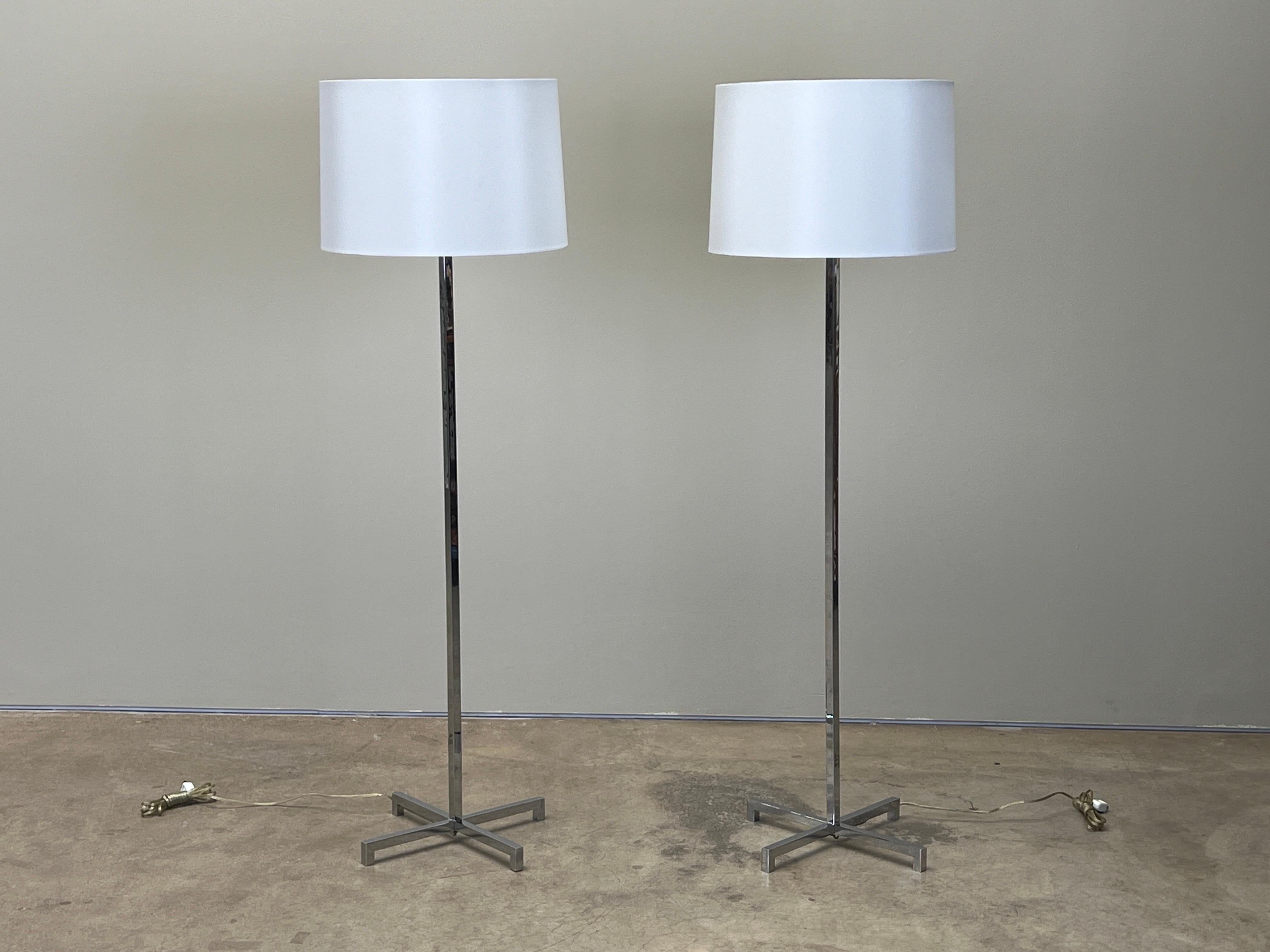 Cromo Coppia di lampade da terra con base a X cromata di Robsjohn Gibbings per Hansen in vendita
