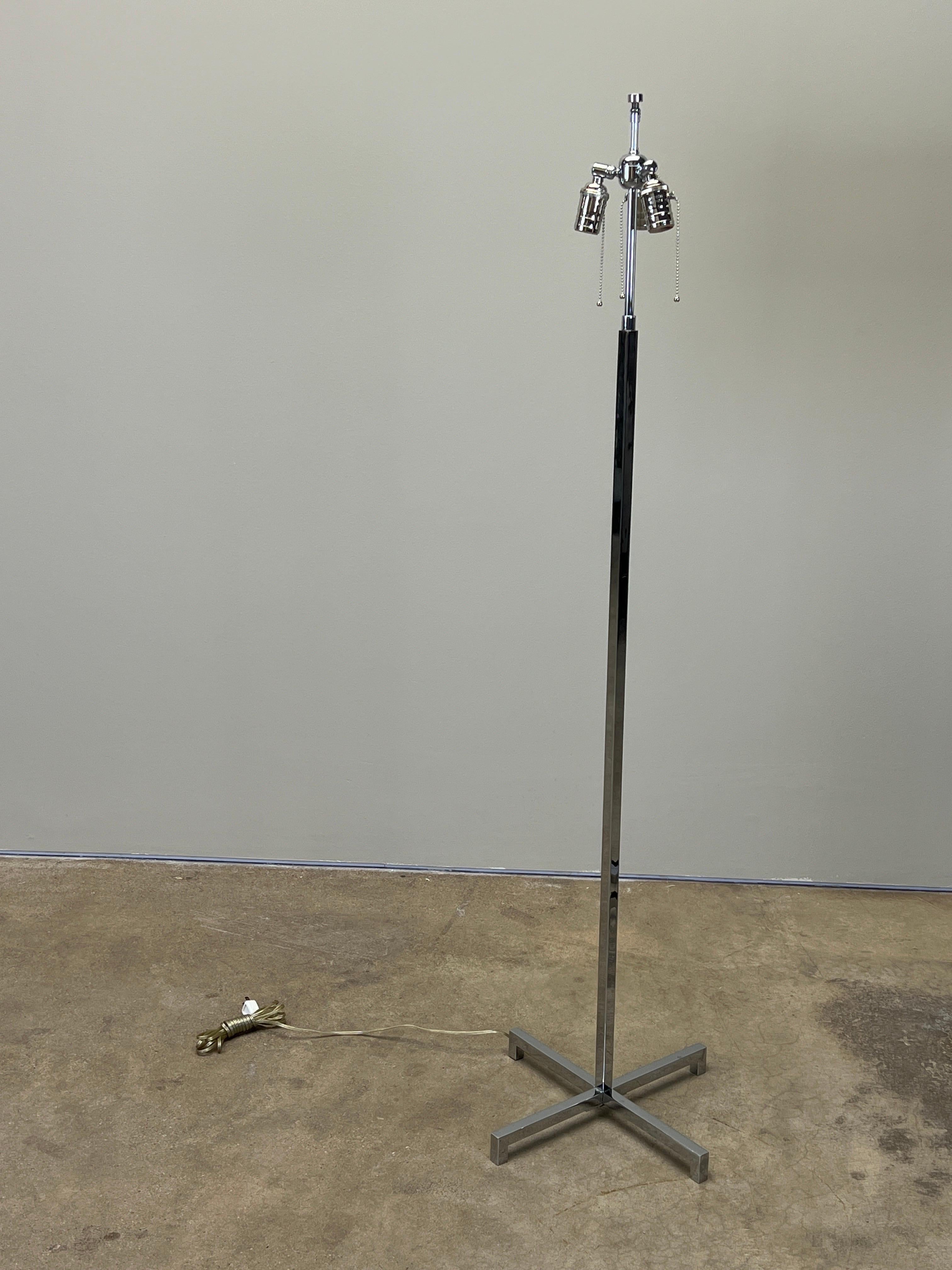 Coppia di lampade da terra con base a X cromata di Robsjohn Gibbings per Hansen in vendita 1