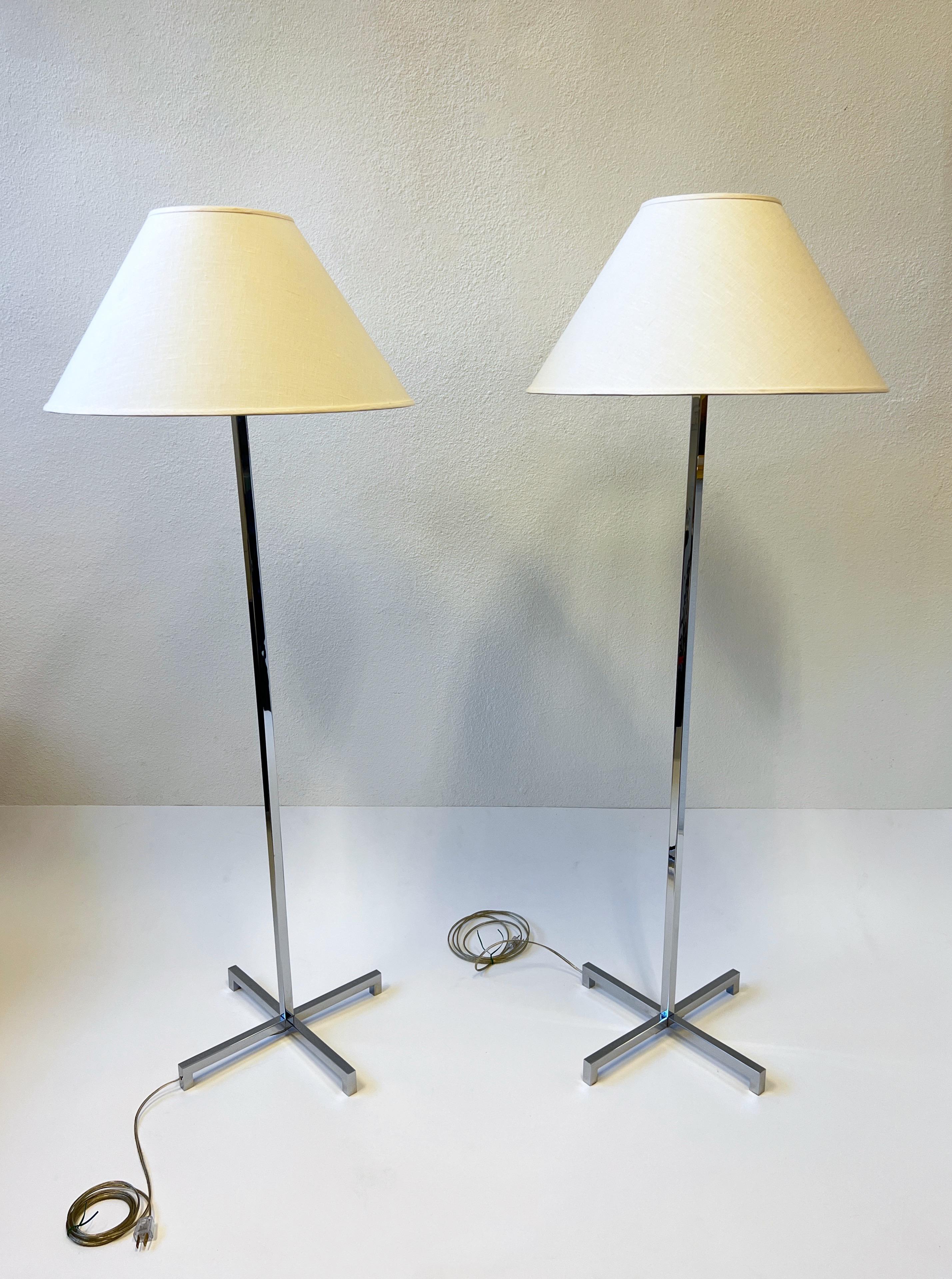 Mid-Century Modern Paire de lampadaires à base en forme de X en chrome de Robsjohn Gibbings pour Hansen Lighting  en vente