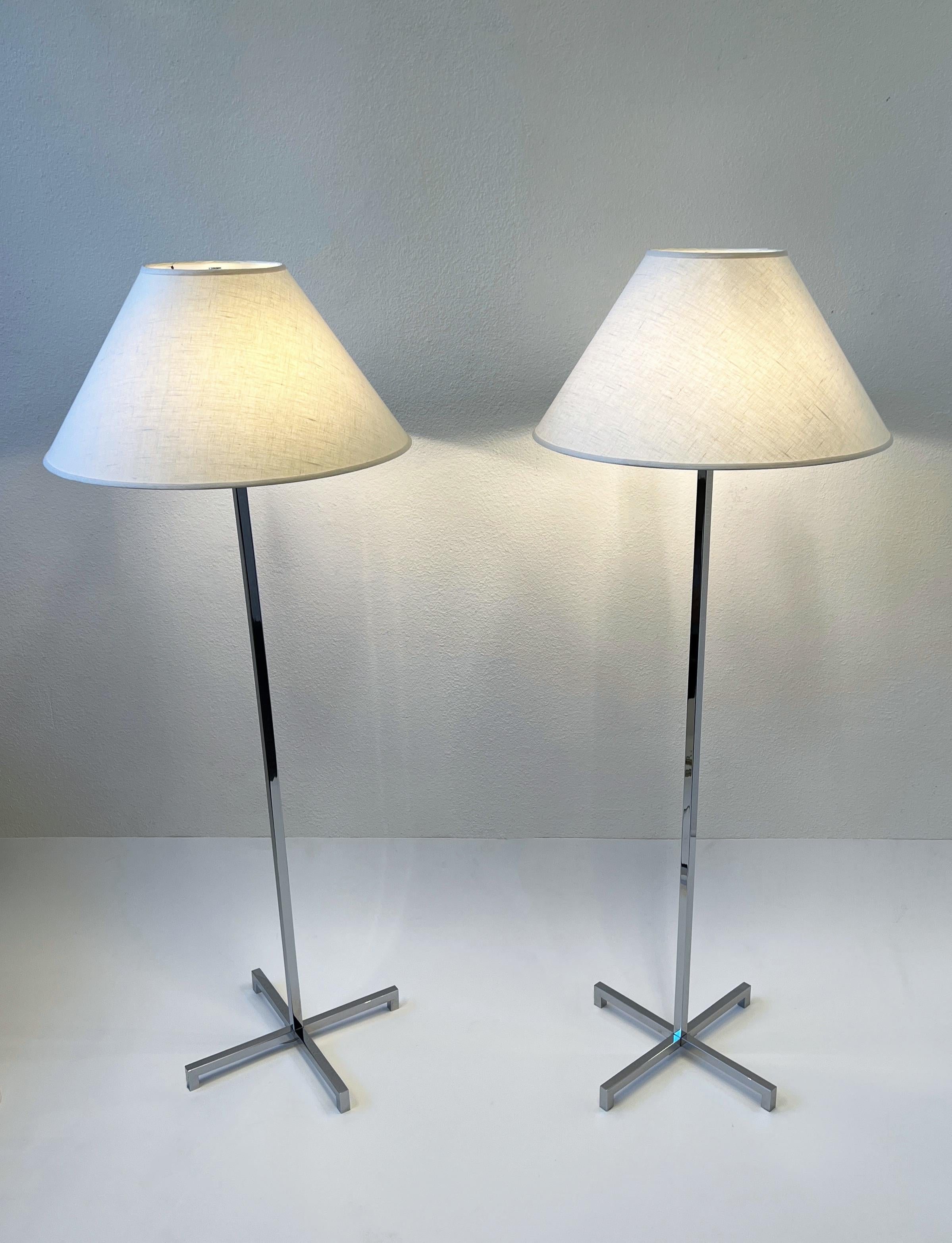 Paar Stehlampen mit Chromsockel und X-Fuß von Robsjohn Gibbings für Hansen Lighting  (amerikanisch) im Angebot