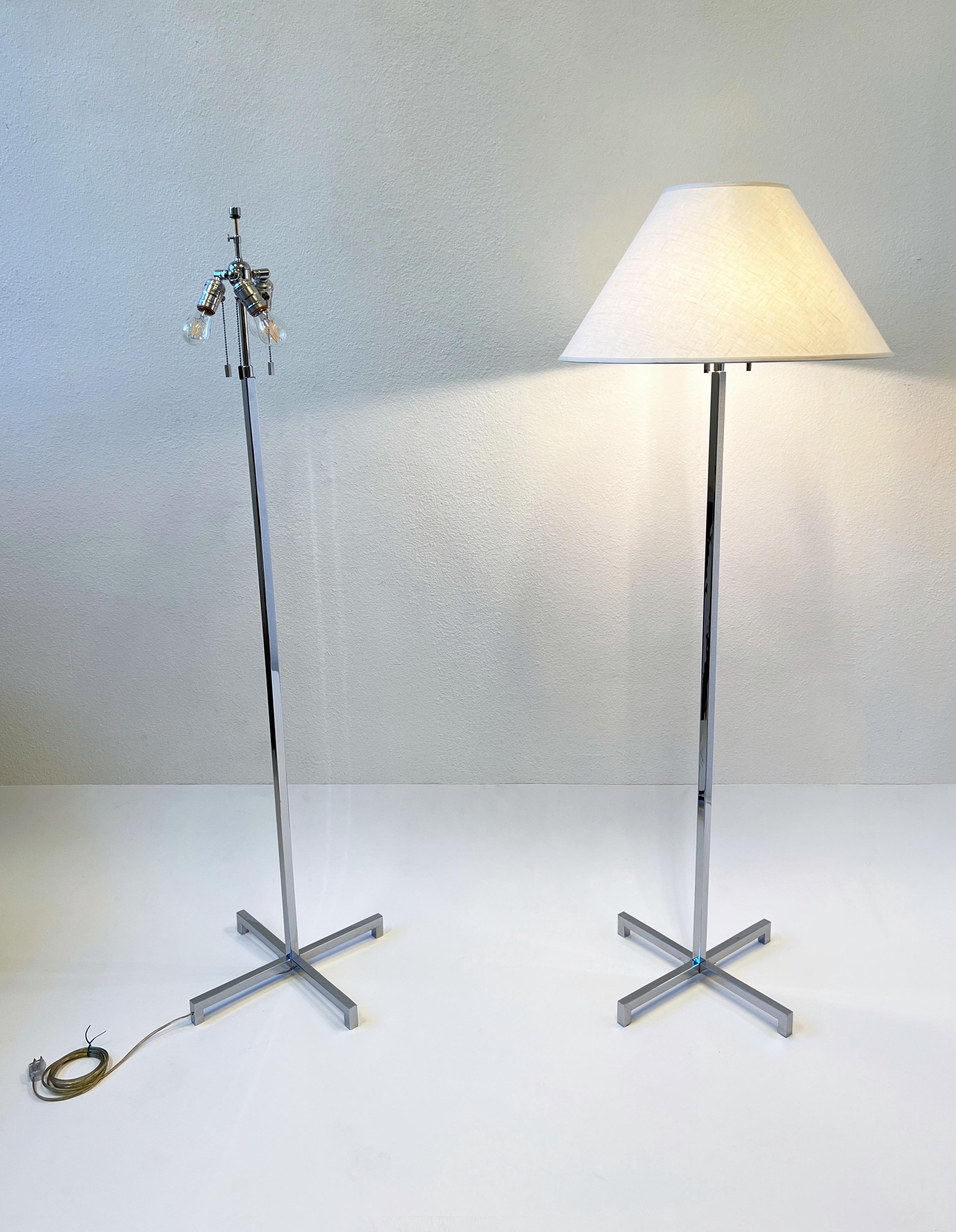 Paar Stehlampen mit Chromsockel und X-Fuß von Robsjohn Gibbings für Hansen Lighting  im Zustand „Gut“ im Angebot in Palm Springs, CA