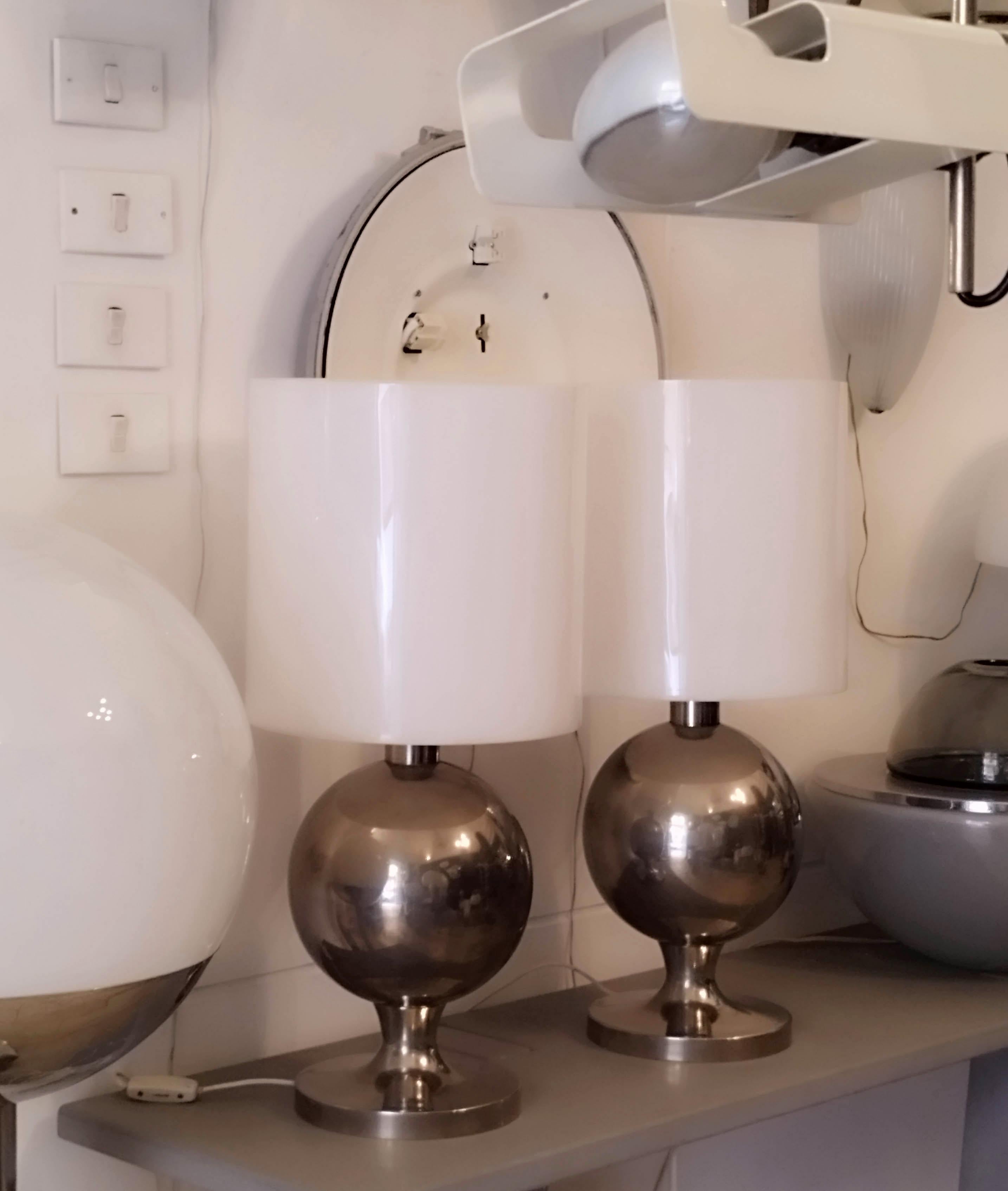 Pareja de lámparas de mesa de latón cromado, Italia Años 70 Italiano en venta