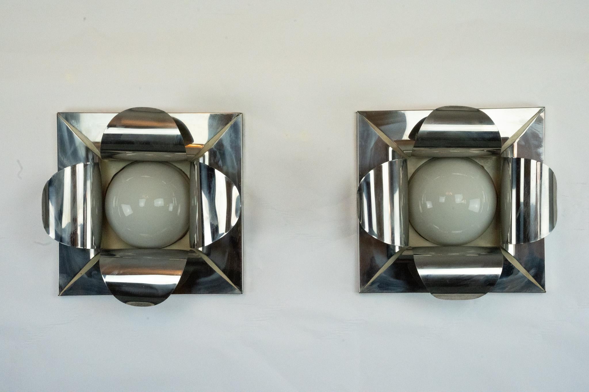 Il s'agit d'une paire d'appliques ou de plafonniers chromés conçus par Goffredo Reggiani en Italie, datant des années 1970. Les lampes sont en état vintage avec quelques signes d'usure qui ajoutent du caractère. Chaque lampe est dotée d'un diffuseur
