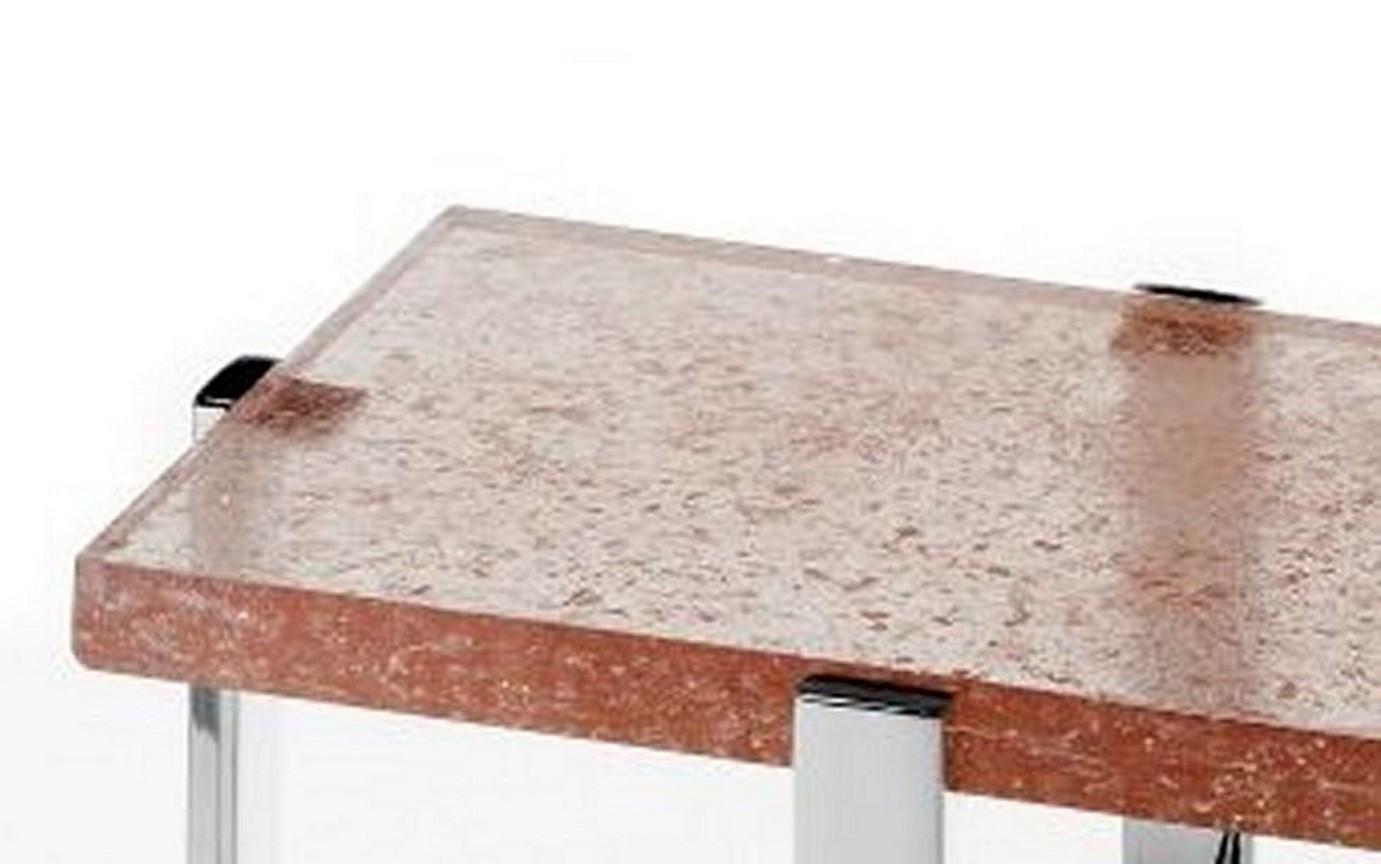 Paire de tables d'appoint avec base en métal chromé et plateau en résine de couleur rose. Attribué à Pierre Giraudon. Ces tables inhabituelles conviendraient aussi bien comme tables d'appoint que comme tables de chevet. 