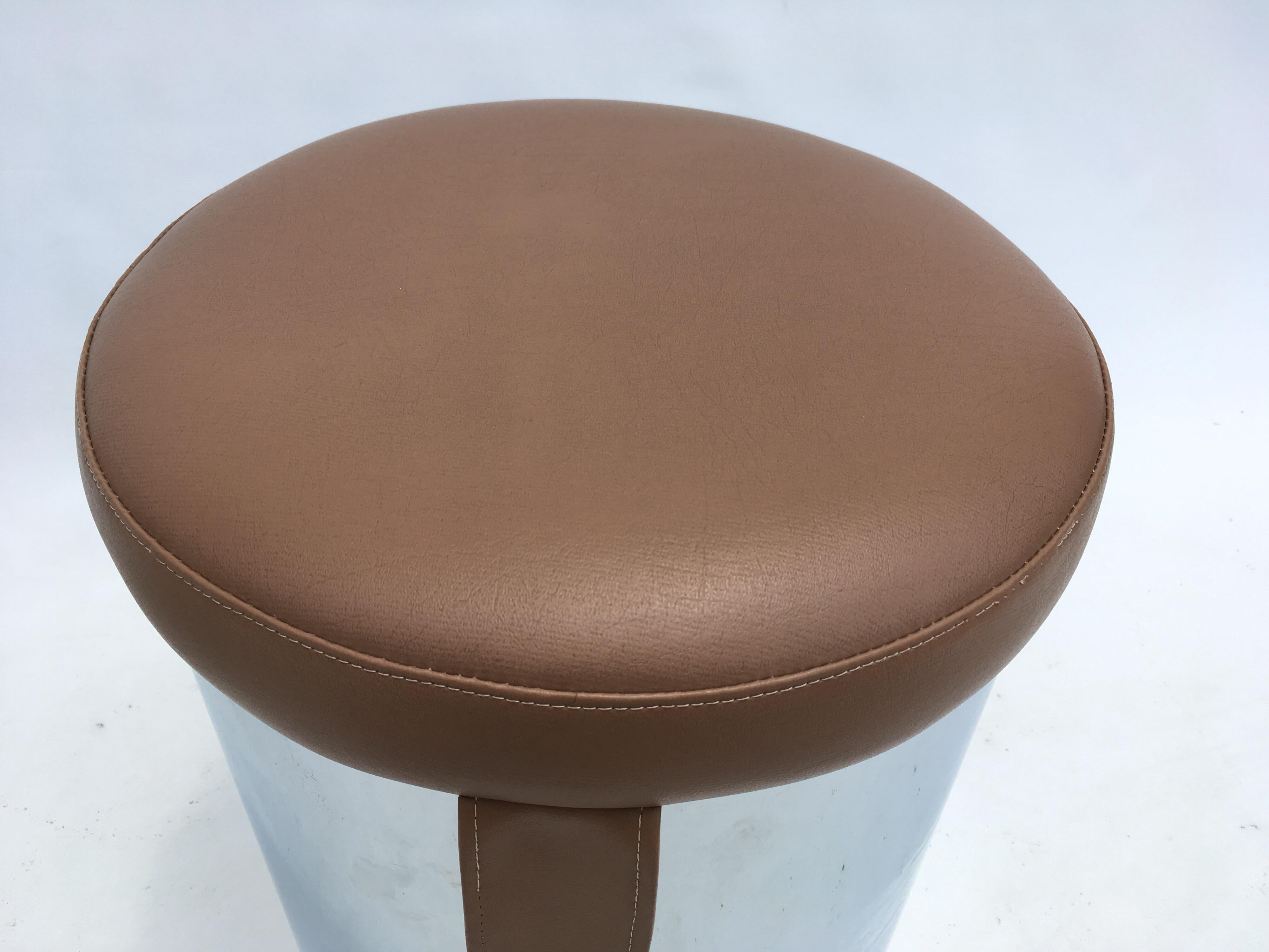 Pair of Chromed Mid-Century Modern Stools Ottomans In Good Condition For Sale In Miami, FL