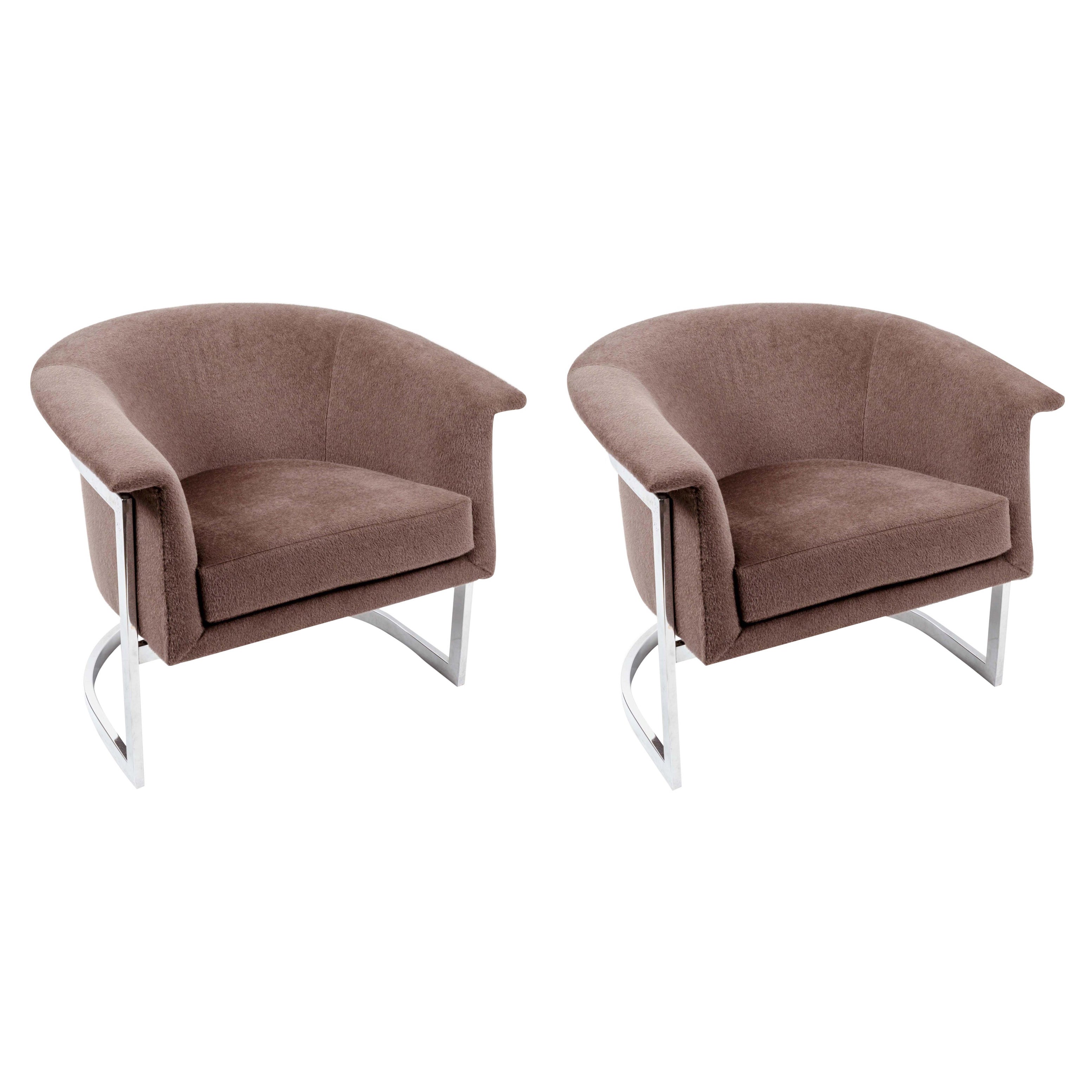 Paire de chaises longues tapissées d'acier chromé dans le style de Milo Baughman