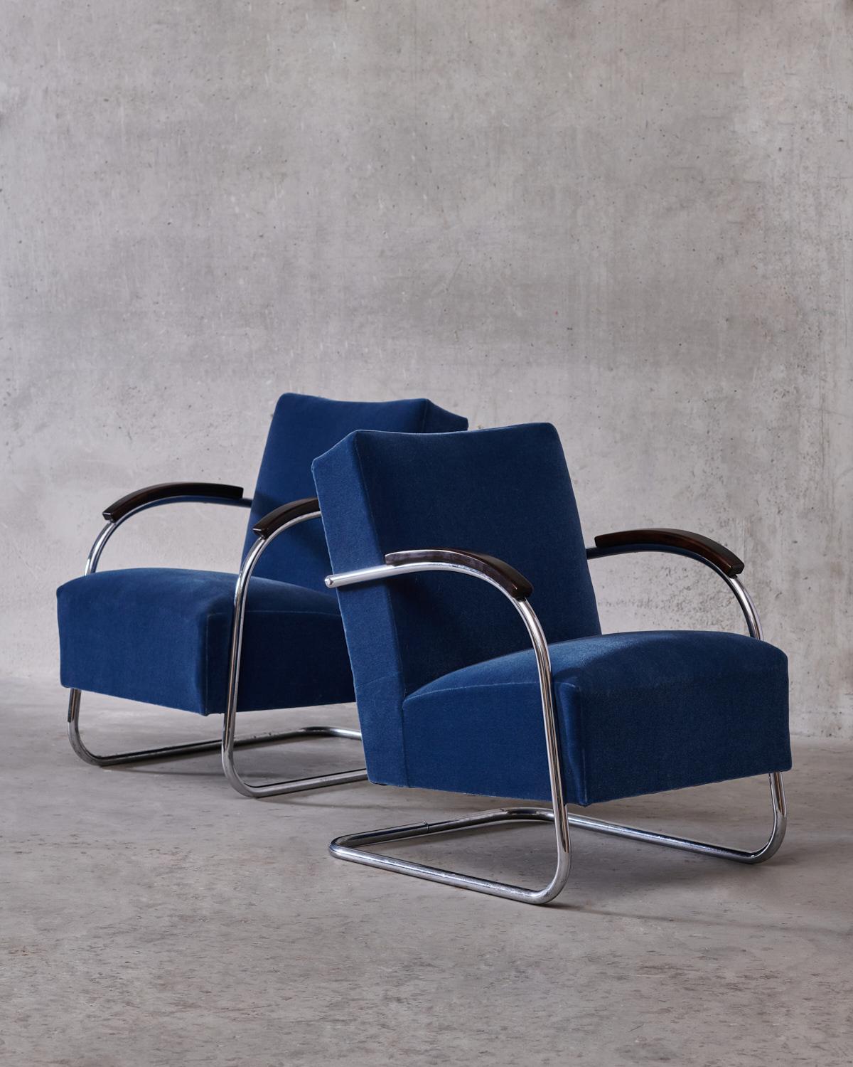 Pair of Chromed Tubular Steel and New Blue Mohair Cantilever Art Deco Armchairs  In Good Condition For Sale In Vienna, AT
