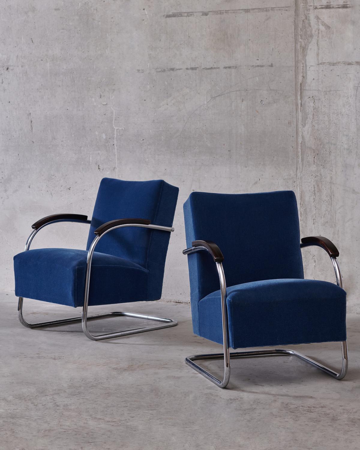 Tchèque Paire de fauteuils cantilever Art déco en acier tubulaire chromé et mohair bleu neuf  en vente