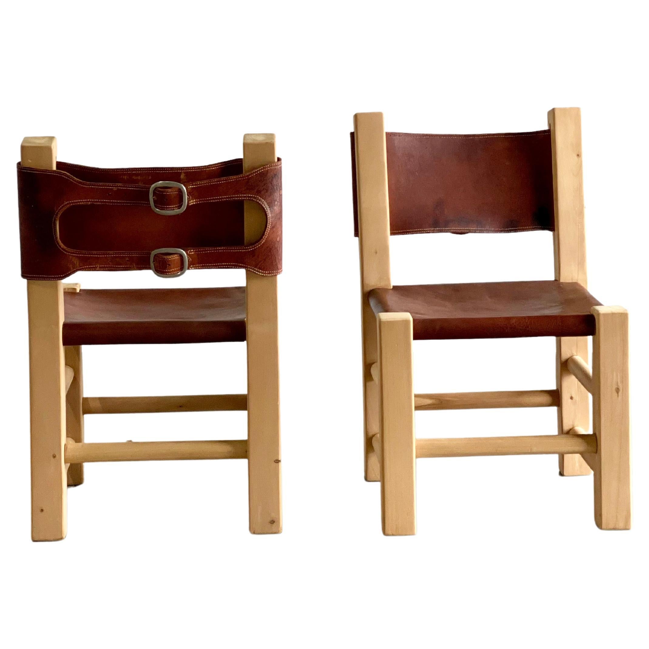 Paar Chunky Primitive Kiefernholz- und Lederstühle