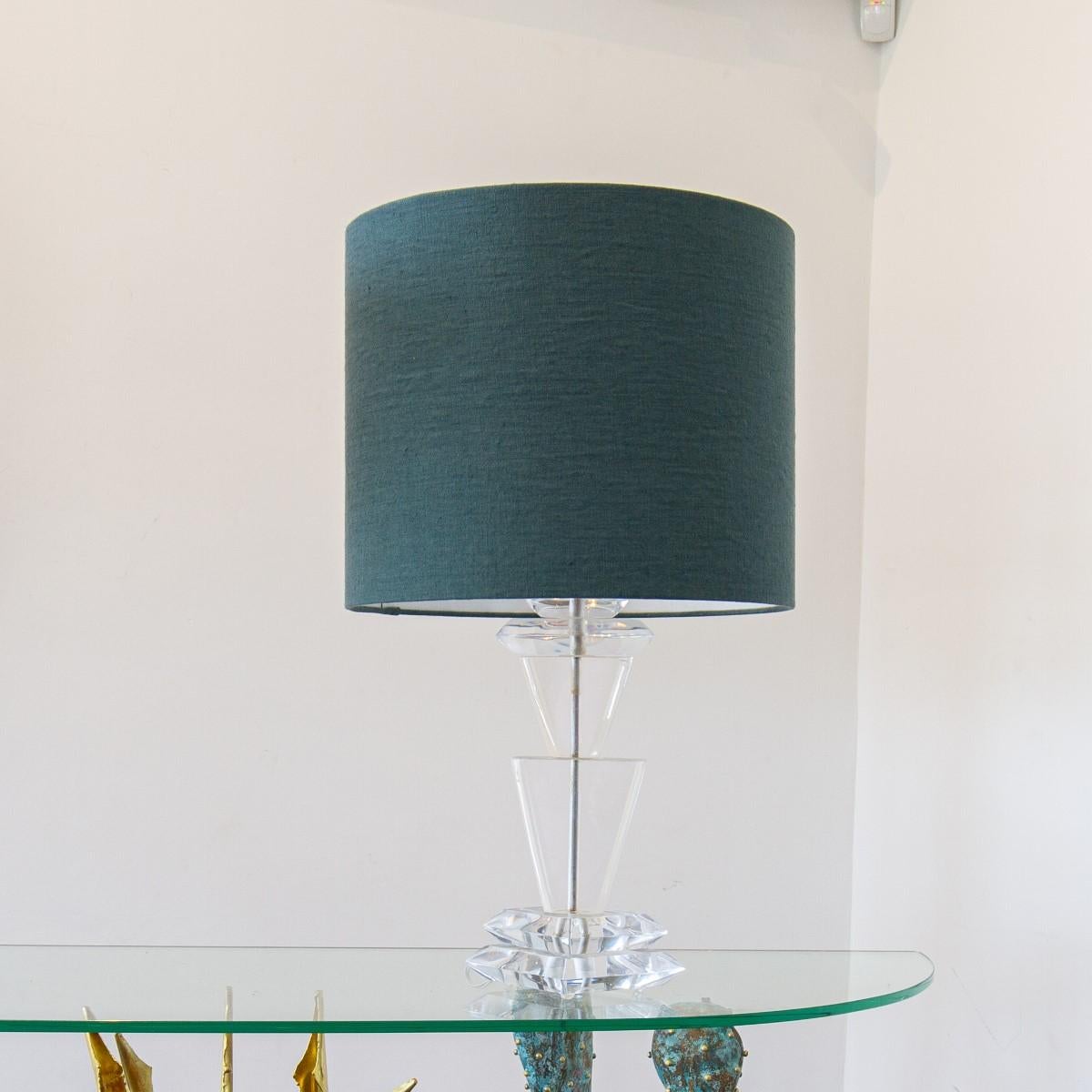 Pair of chunky sculptural Lucite table lamps designed by Van Teal, 1970s, Etched Signature 

Deep green shades included

Hivo Van Teal started the Van Teal company making Lucite or acrylic sculptures and works of art until they moved to