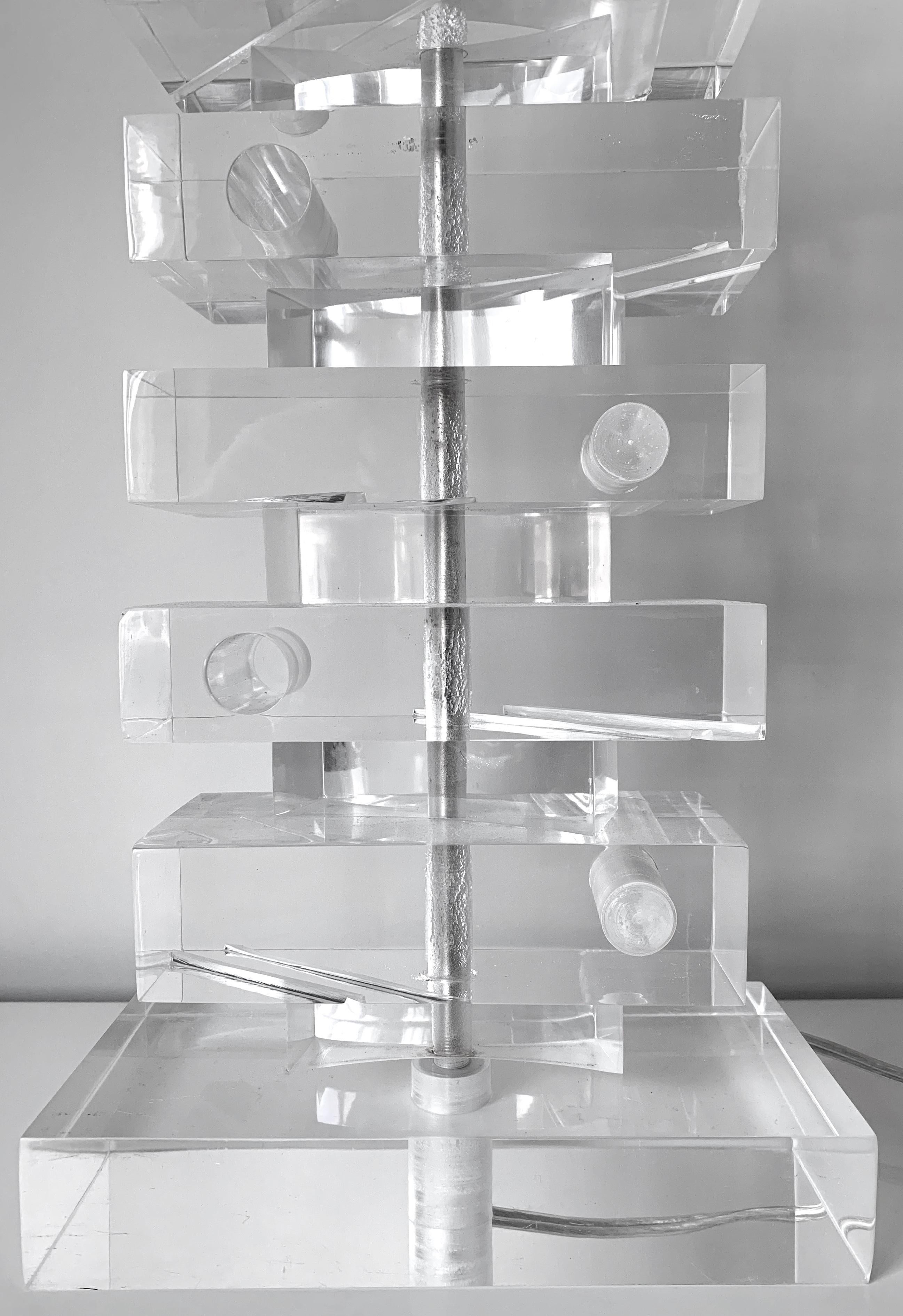 Coppia di lampade geometriche impilate in lucite In condizioni buone in vendita a Stamford, CT