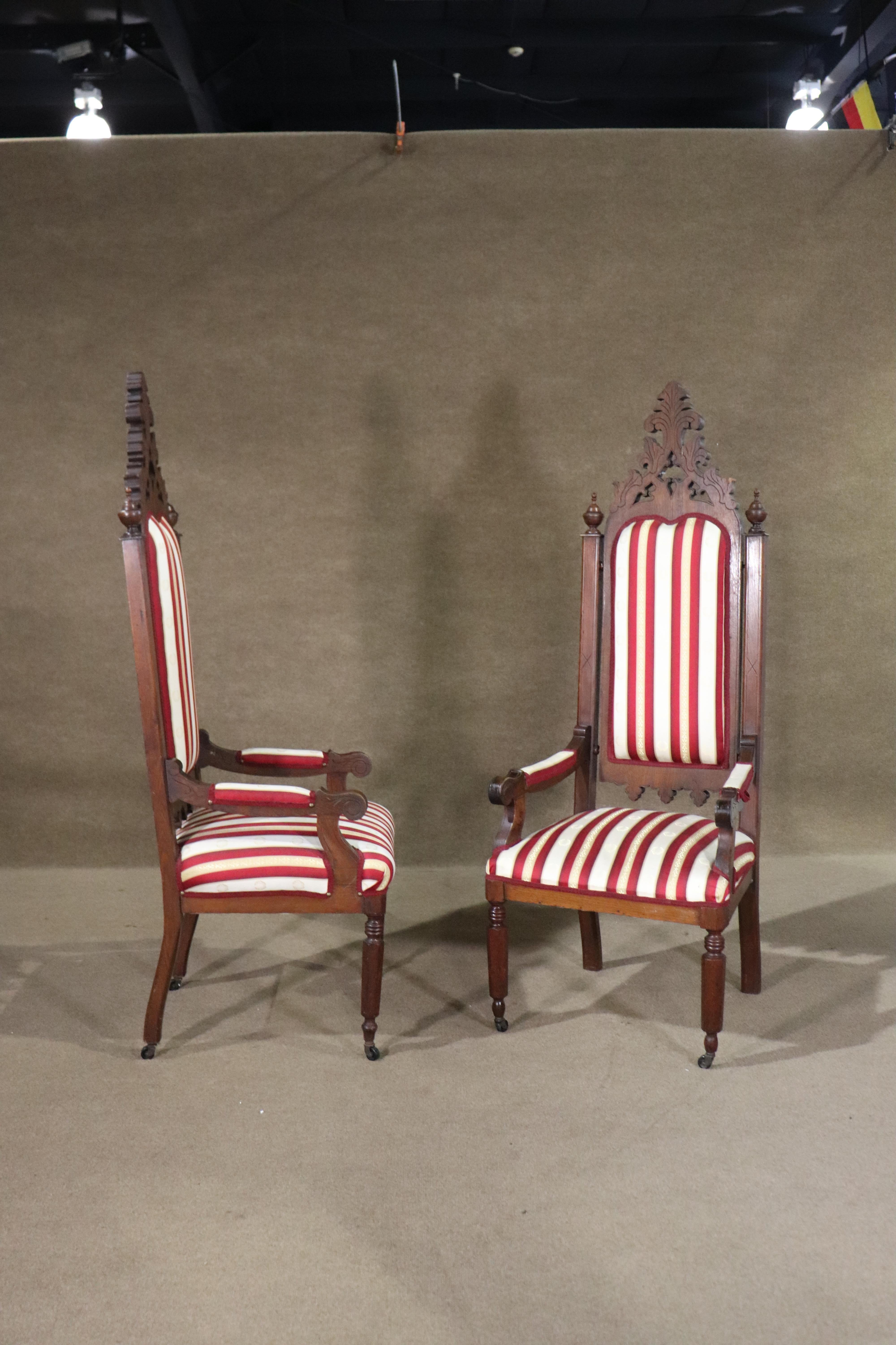 Paire de chaises à trône de style gothique avec dossier sculpté. L'ensemble est monté sur roulettes, avec des détails spectaculaires sur l'ensemble de la pièce.
Veuillez confirmer le lieu NY ou NJ